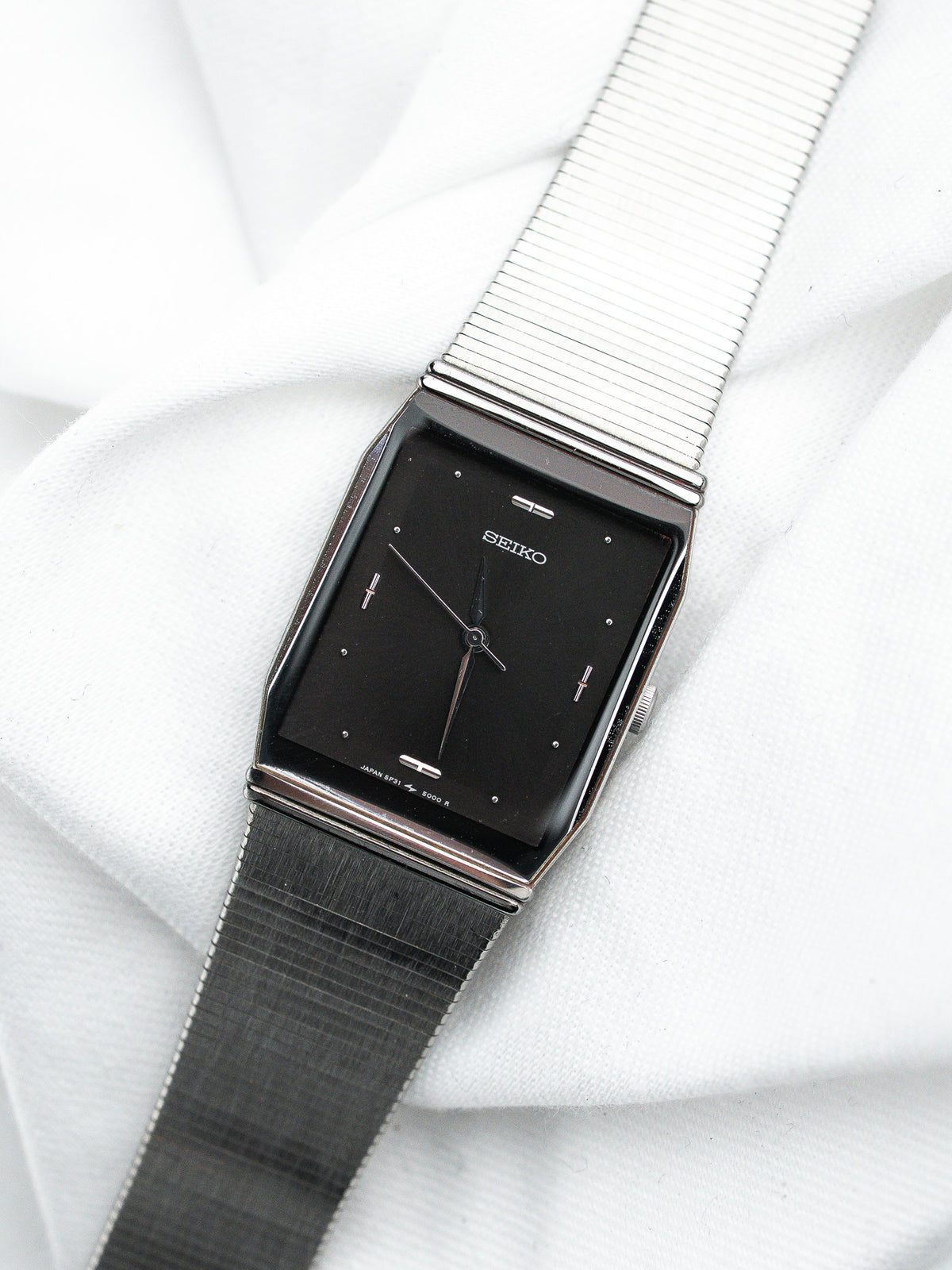 Esfera inclinada, índices aplicados - Reloj Seiko 5P31-5000 - Atelier Victor