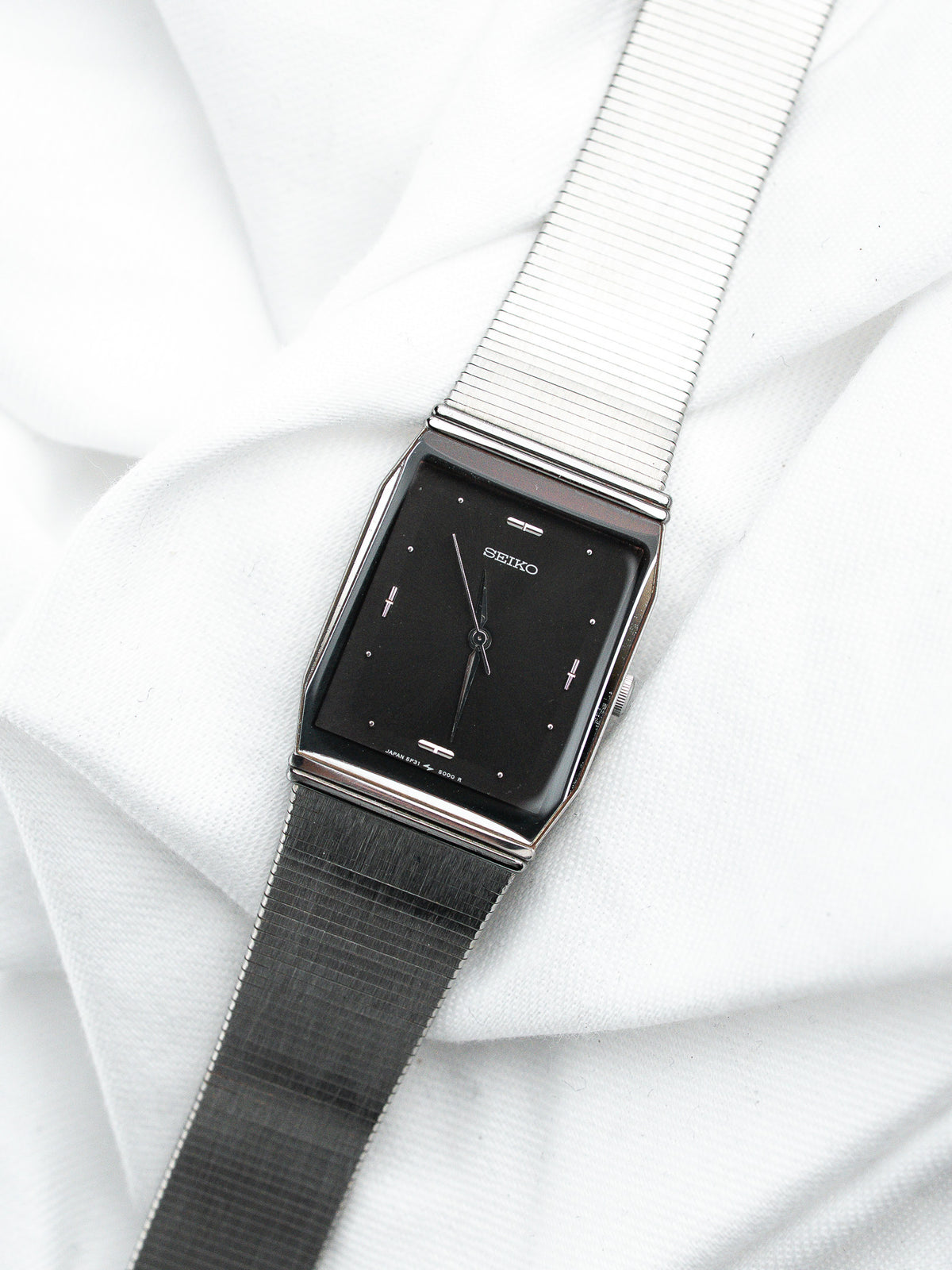 Caja y brazalete en ángulo - Reloj Seiko 5P31-5000 - Atelier Victor