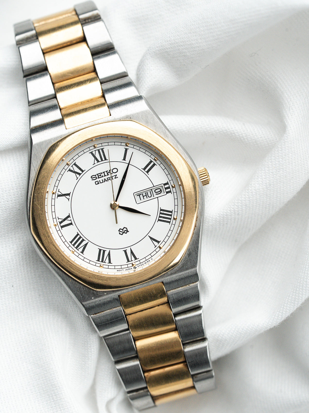 مينا بيضاء بأرقام رومانية بزاوية خفيفة - Watch Seiko 5Y23-8140 - Atelier Victor