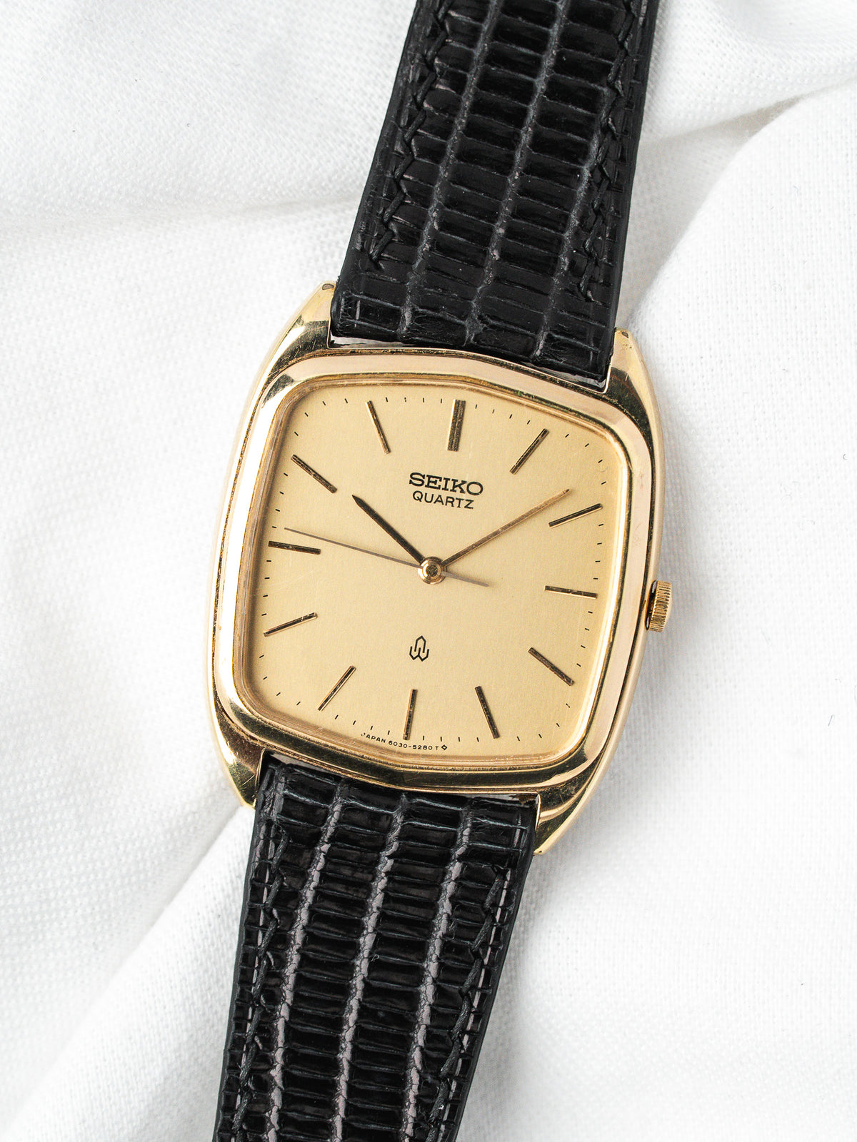 Montre Seiko Quartz vintage, boîtier rectangulaire doré et bracelet en cuir noir
