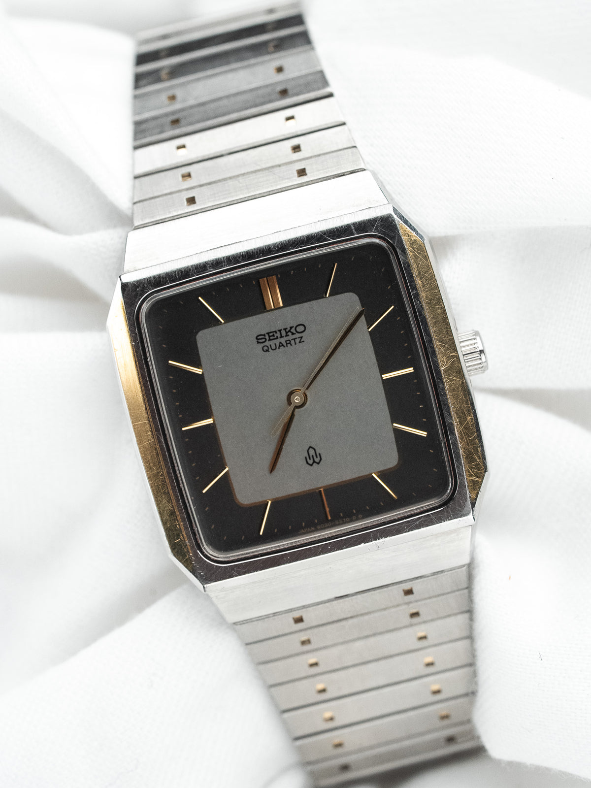 正面视图，金色时标 - Seiko 6030-5490 复古 Watch - Atelier Victor