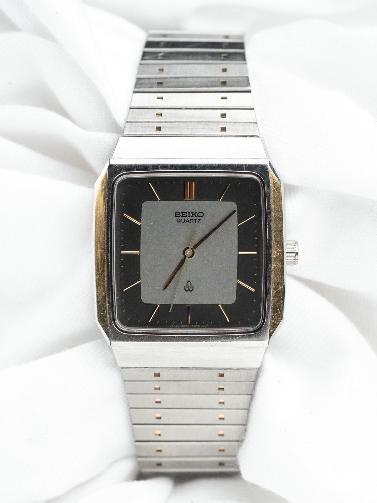 白色亚麻布上的正面视图 - Seiko 6030-5490 复古 Watch - Atelier Victor
