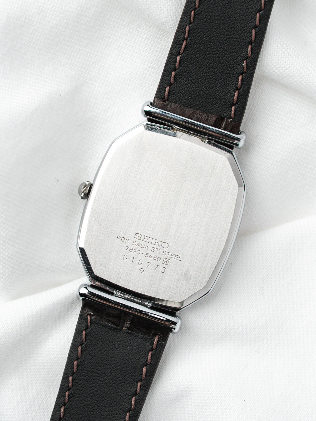 Dos d'une montre Seiko vintage en acier avec bracelet en cuir noir