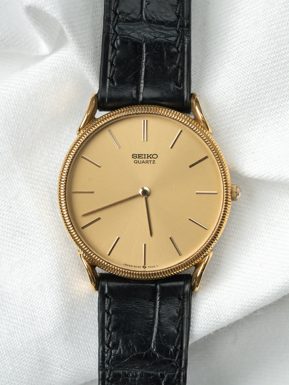 Vue de face, cuir de crocodile noir - Montre Seiko 9020-7000 - Atelier Victor
