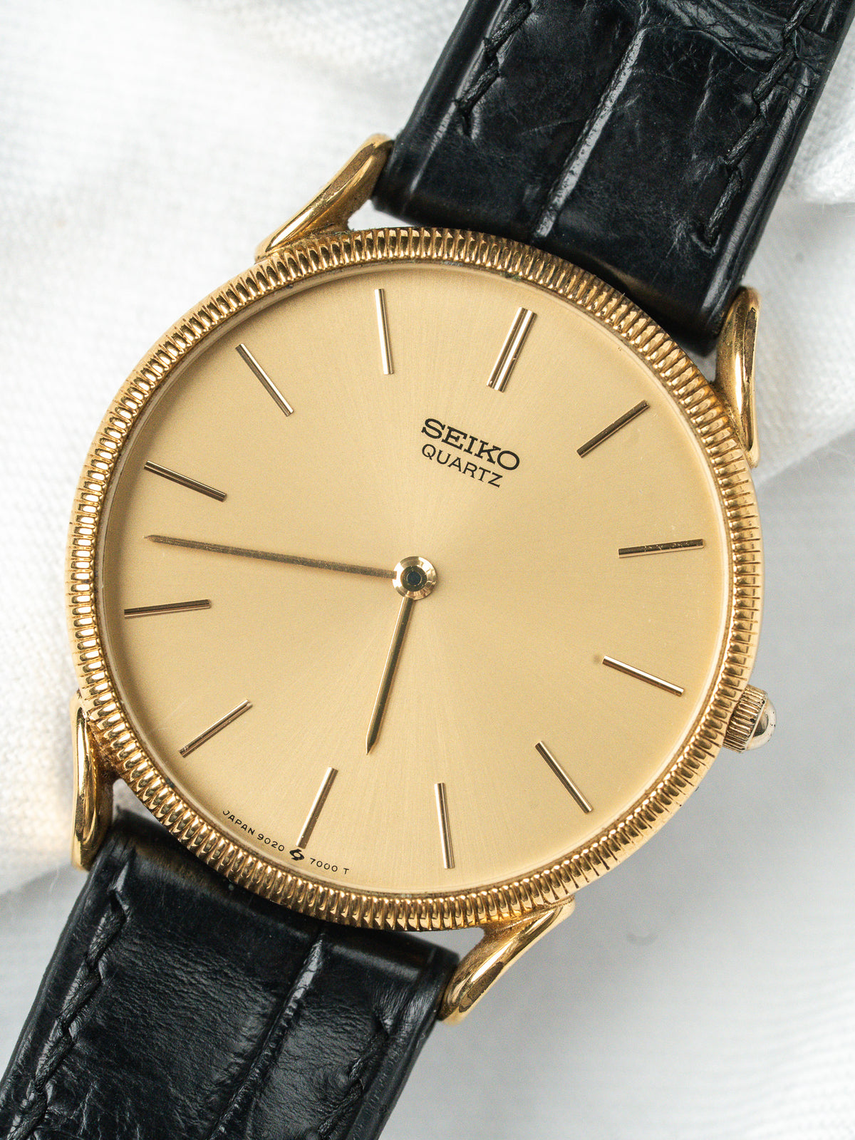 Gros plan de la lunette guillochée - Montre Seiko 9020-7000 - Atelier Victor