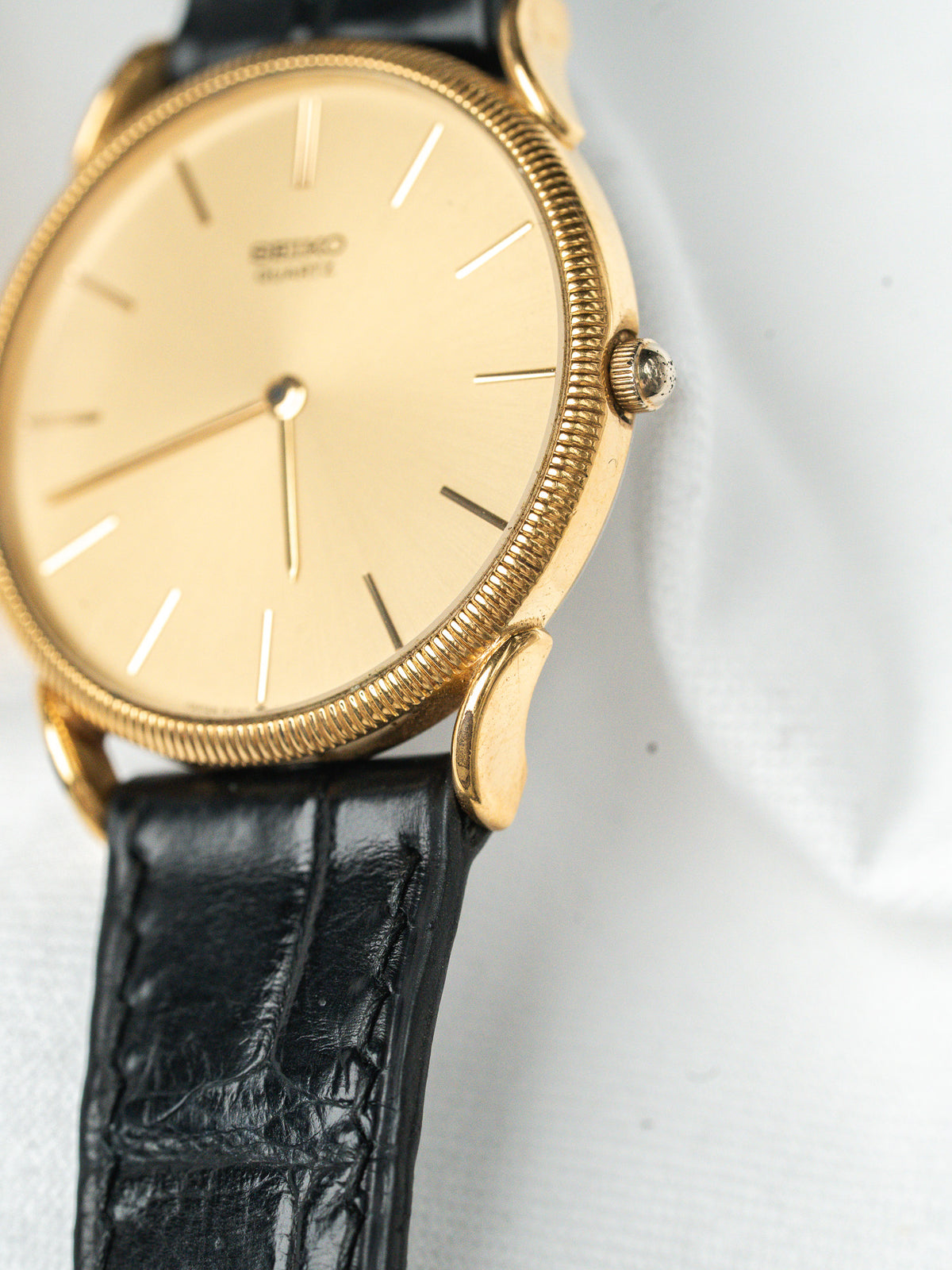 Cadran et lunette plaquée or en angle - Montre Seiko 9020-7000 - Atelier Victor