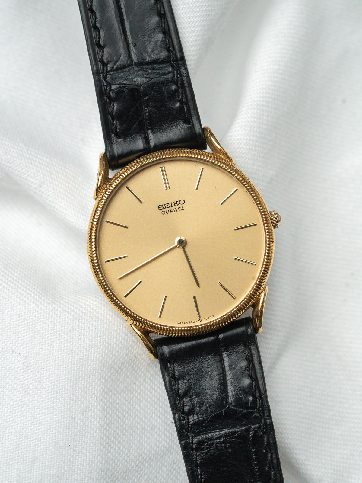 Vue d'ensemble, index bâtons dorés - Montre Seiko 9020-7000 - Atelier Victor