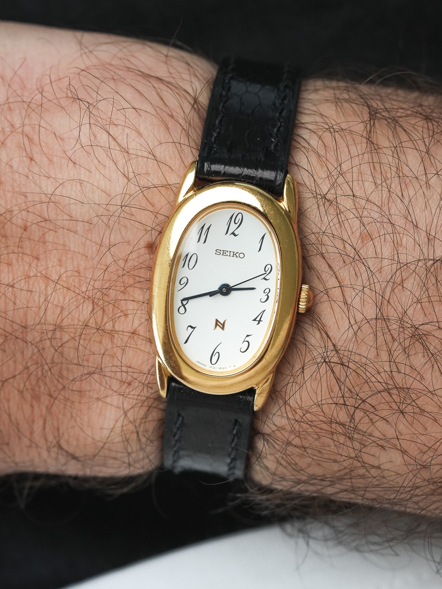 Montre Seiko Vintage - Baignoire Or Cuir Noir 1F21-5B70 (2005) - Atelier Victor