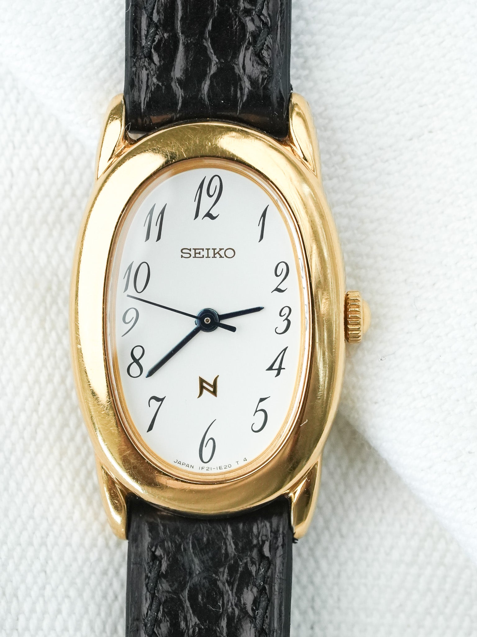 Montre Seiko Vintage - Baignoire Or Cuir Noir 1F21-5B70 (2005) - Atelier Victor