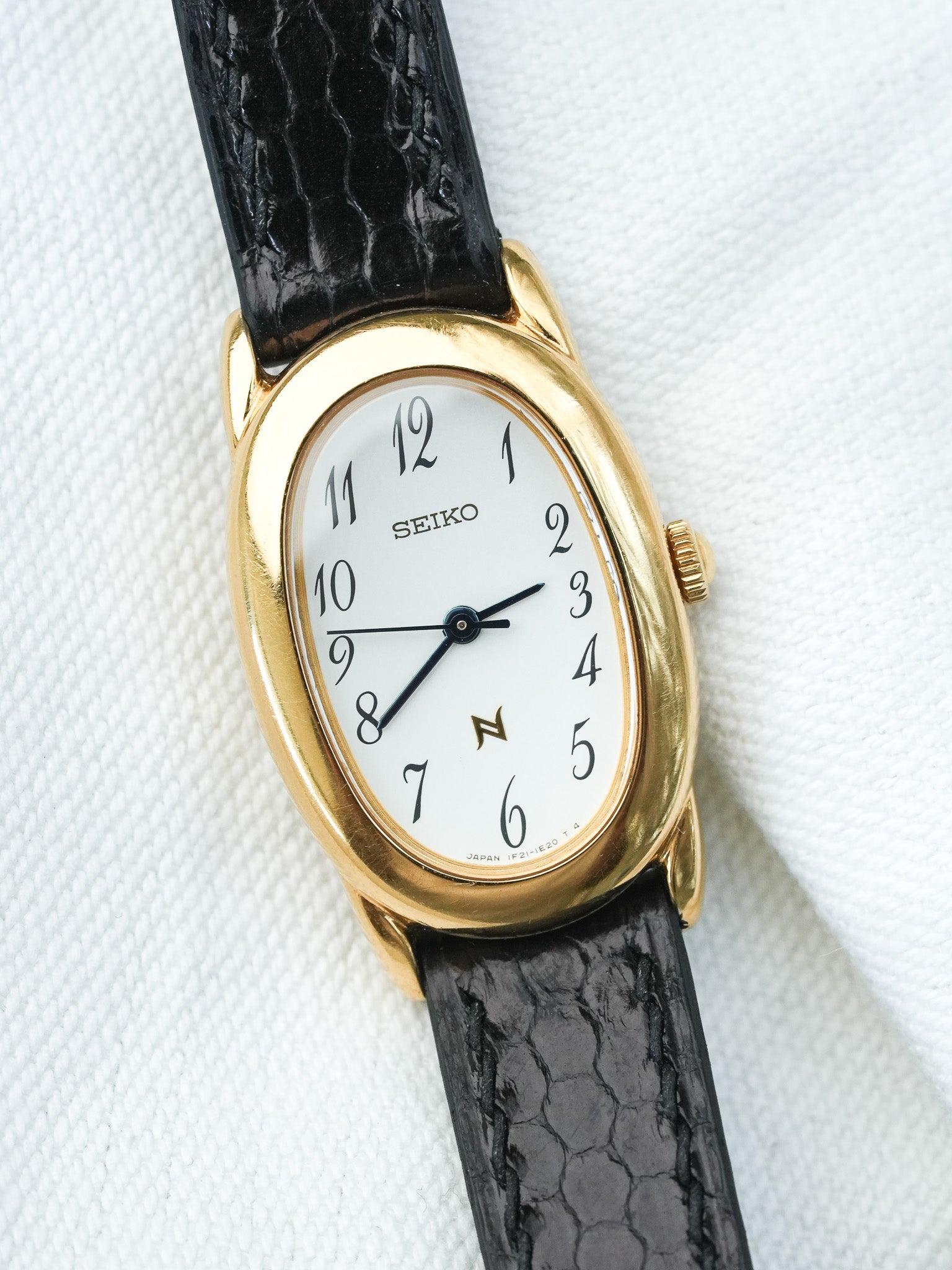 Montre Seiko Vintage - Baignoire Or Cuir Noir 1F21-5B70 (2005) - Atelier Victor
