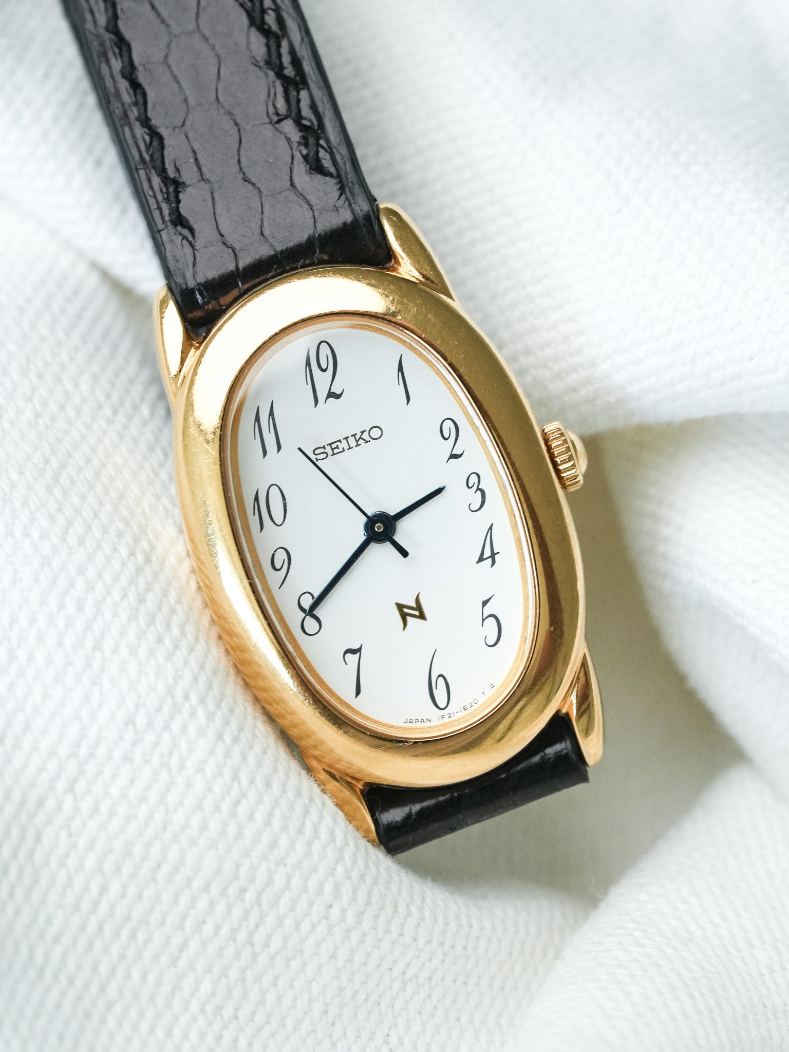 Montre Seiko Vintage - Baignoire Or Cuir Noir 1F21-5B70 (2005) - Atelier Victor