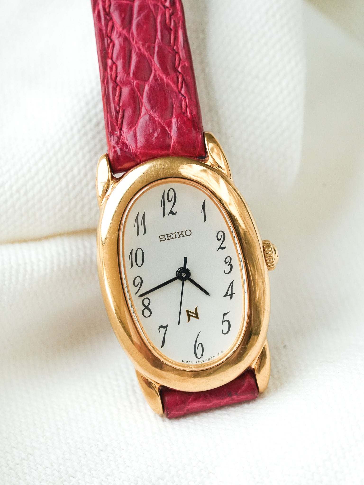 Montre Seiko Vintage - Baignoire Or Cuir Rouge 1F21-5B70 (2005) - Atelier Victor