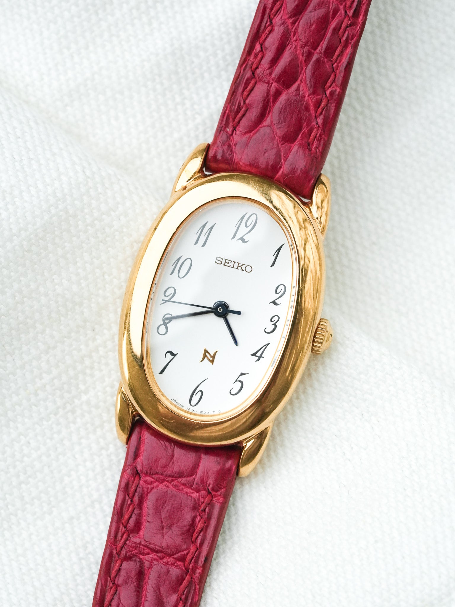 Montre Seiko Vintage - Baignoire Or Cuir Rouge 1F21-5B70 (2005) - Atelier Victor