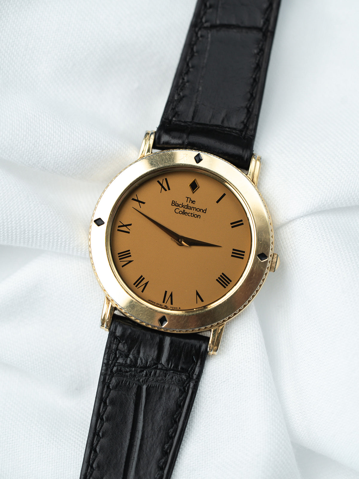 Three-quarter view on black crocodile leather - Vintage Blackdiamond 5P30-7030 Watch - Atelier Victor