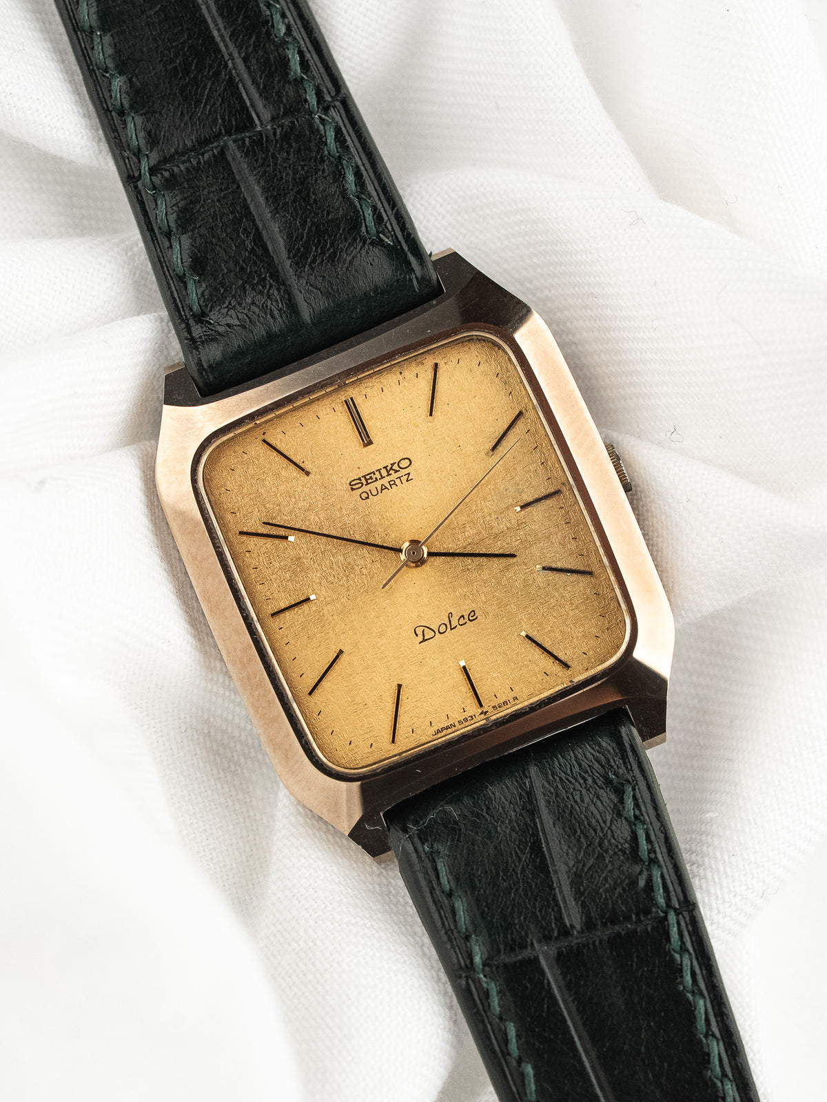 镀金表壳倾斜视图 - 复古 Dolce 5931-5960 Watch Seiko - Atelier Victor
