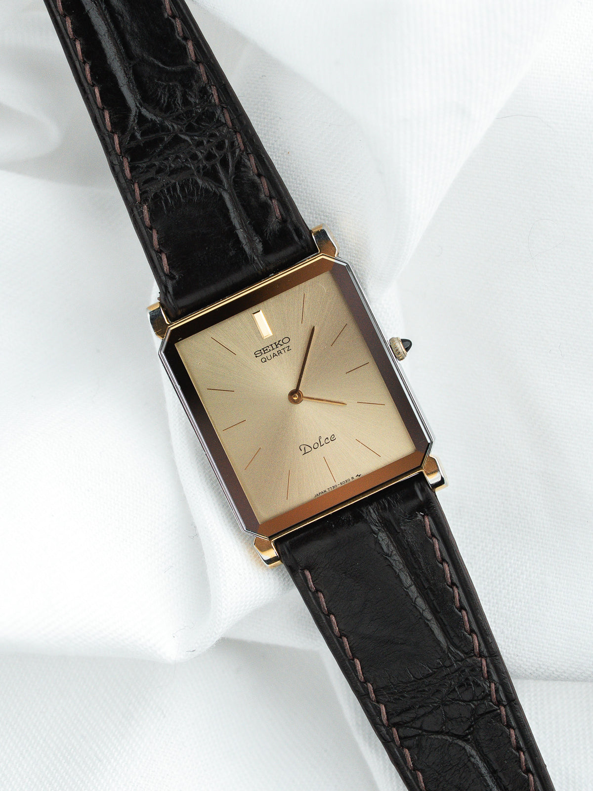 منظر مائل على سوار من جلد التمساح - ساعة Seiko Dolce 7730-5020 فينتاج - Atelier Victor