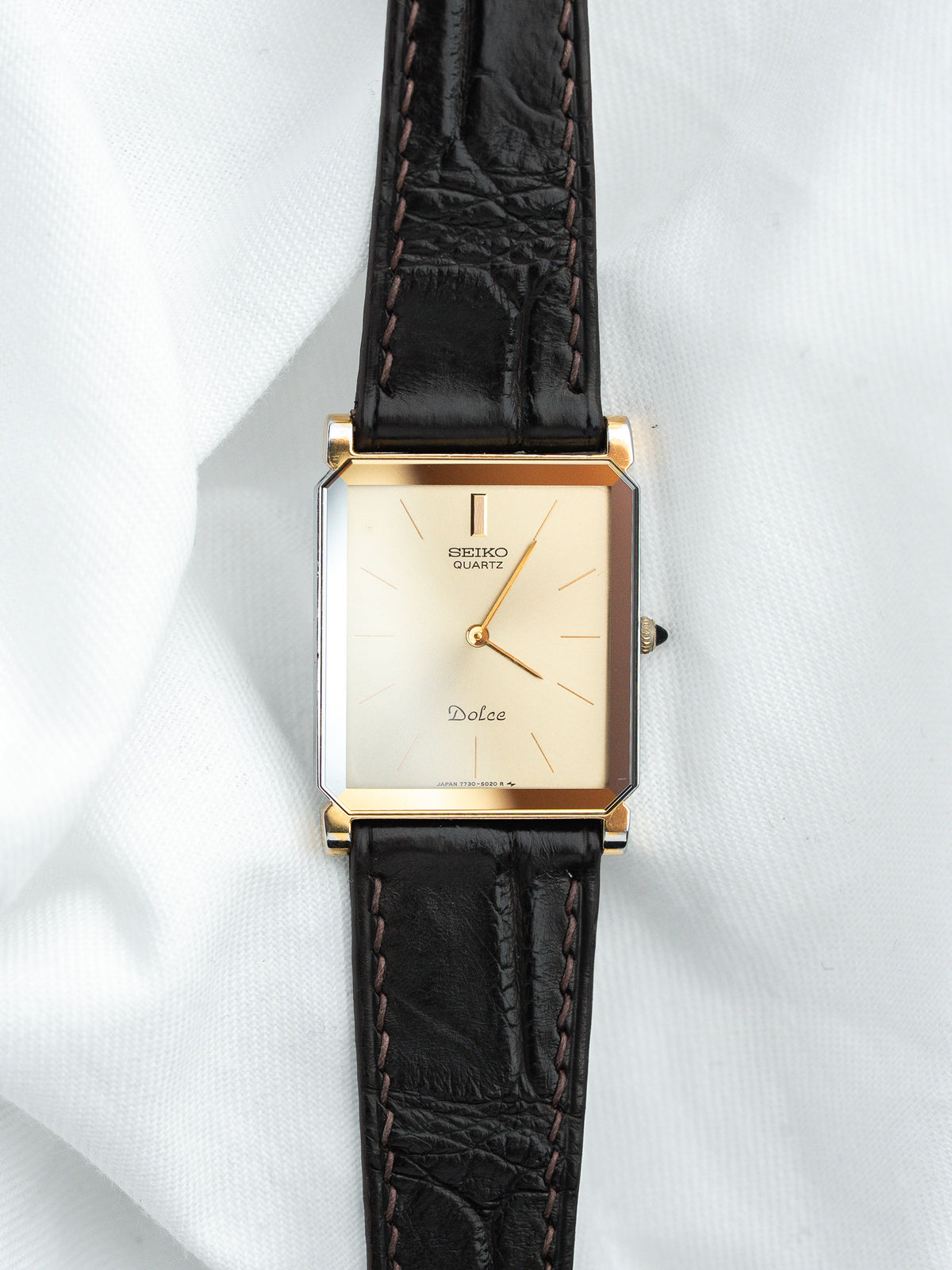 منظر أمامي على قماش كتان أبيض - ساعة Seiko Dolce 7730-5020 فينتاج - Atelier Victor
