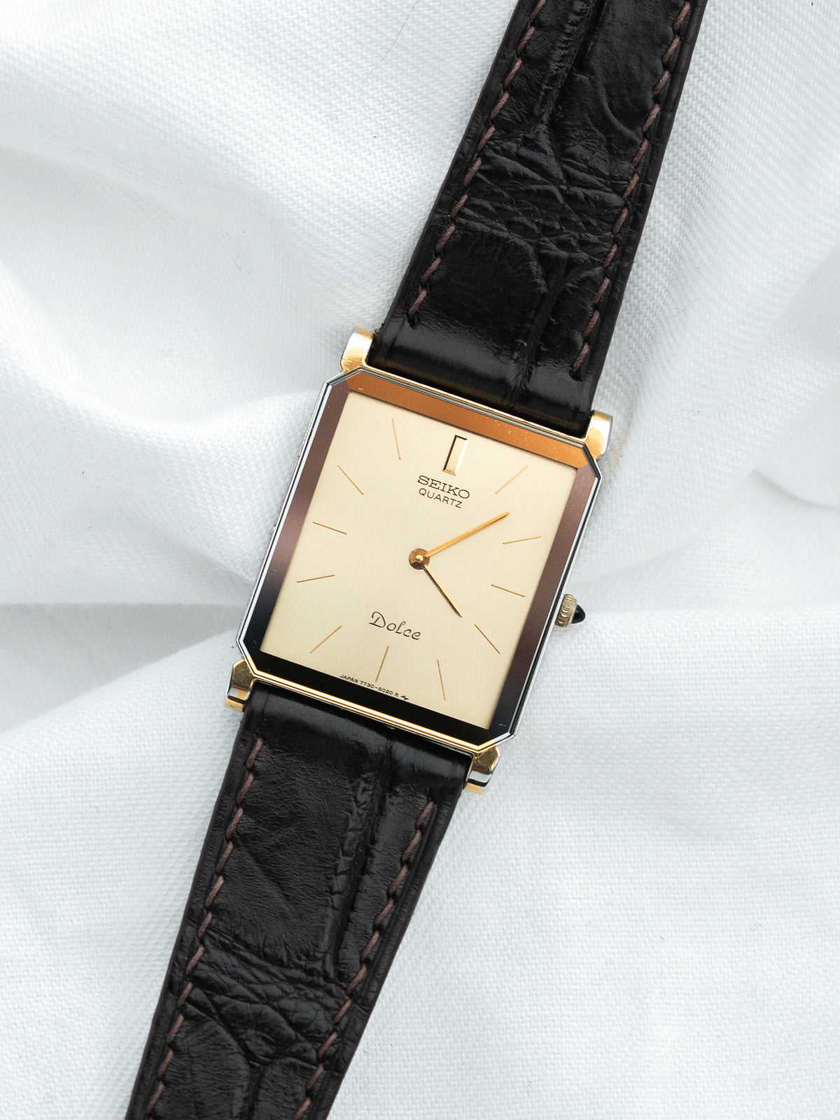 علبة ثنائية اللون بحواف مقطوعة - ساعة Seiko Dolce 7730-5020 فينتاج - Atelier Victor