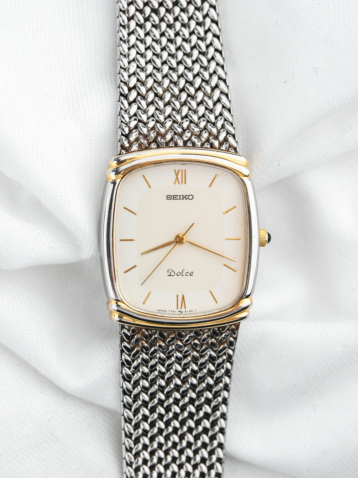 Montre Seiko Dolce vintage, boîtier rectangulaire doré, cadran blanc et bracelet maille acier