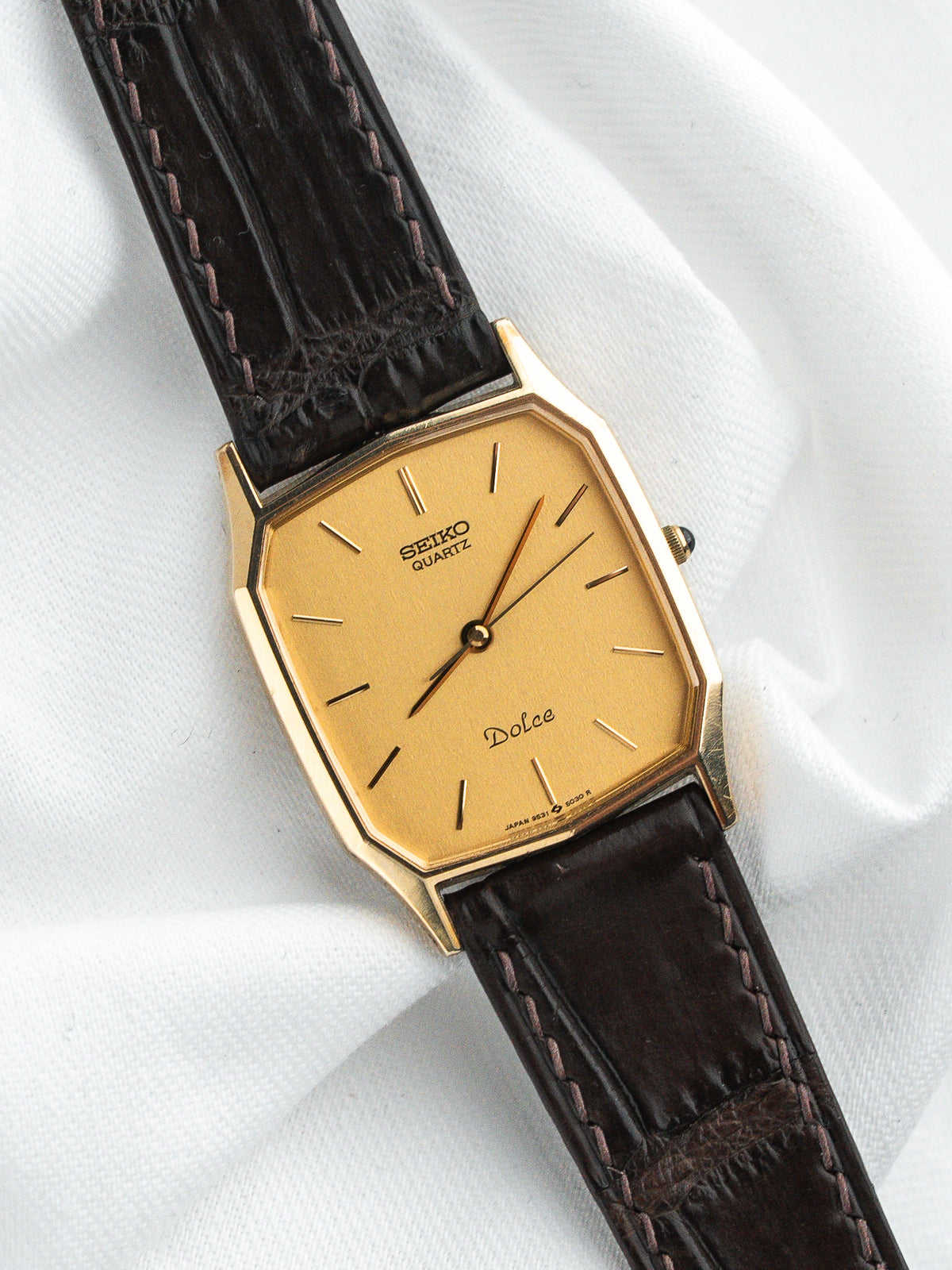 Montre Seiko Dolce vintage, boîtier octogonal doré, cadran or et bracelet cuir marron