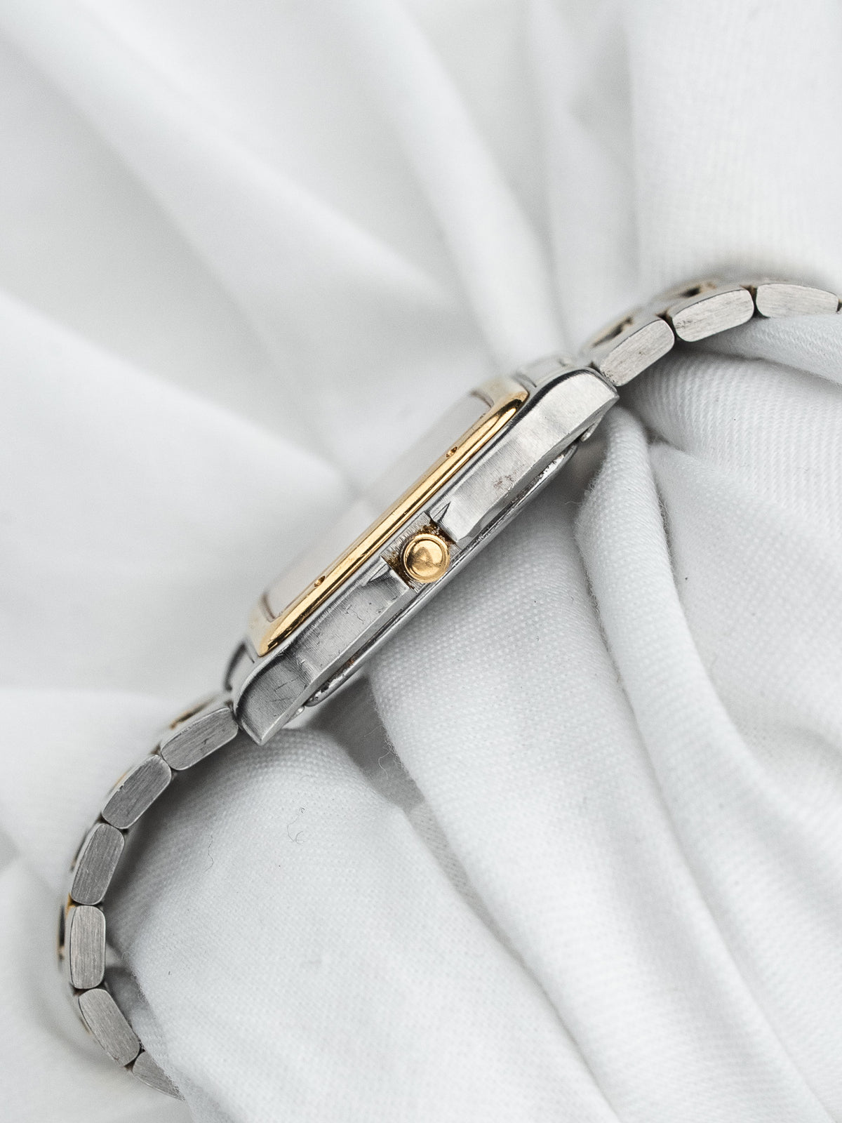 金色表冠侧面视图 - Seiko Lucent 7N01-5190 复古 Watch - Atelier Victor