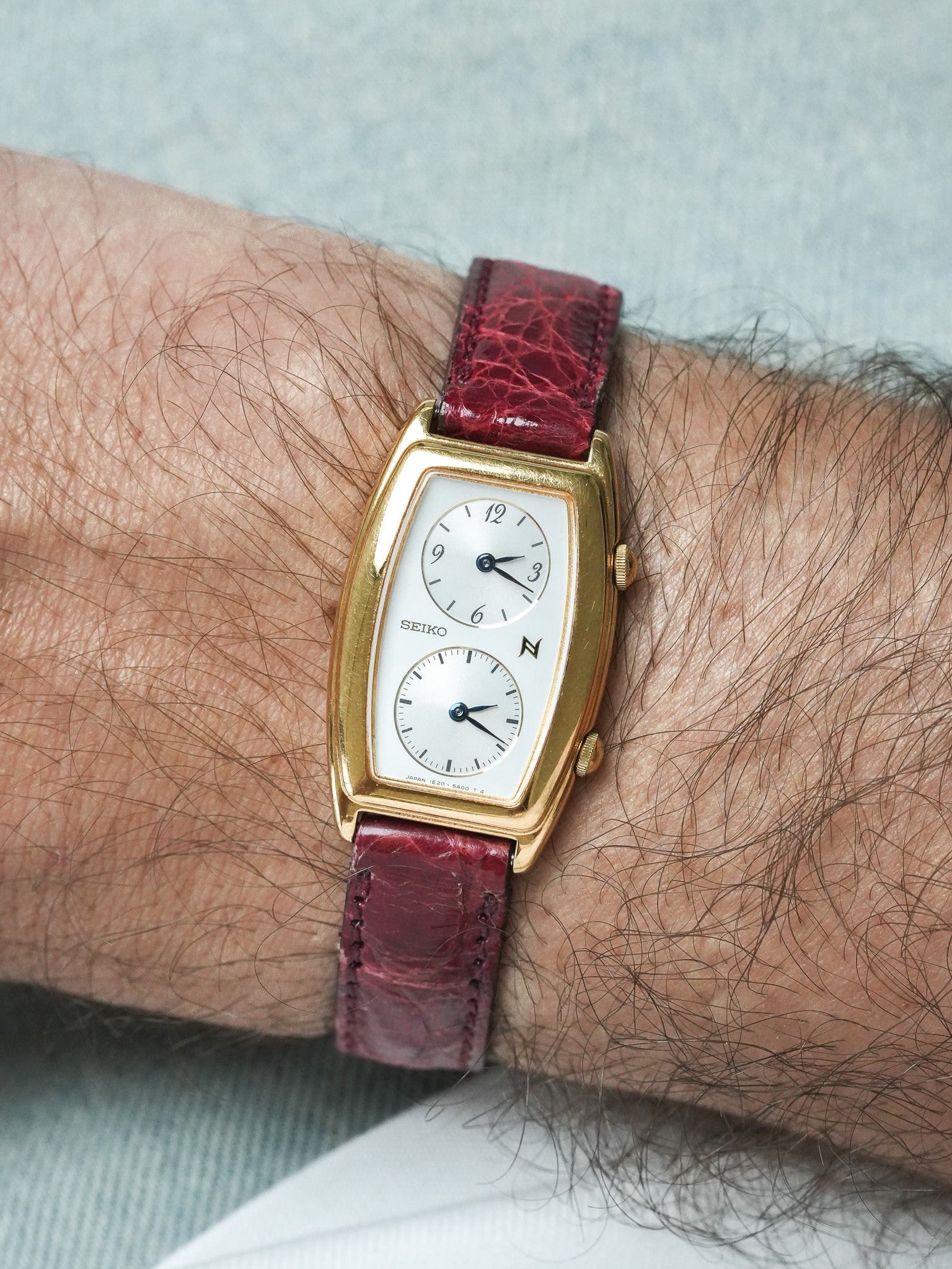 Montre Seiko Vintage - Tank "Dual Time" Plaqué or Rouge (1995) - Atelier Victor