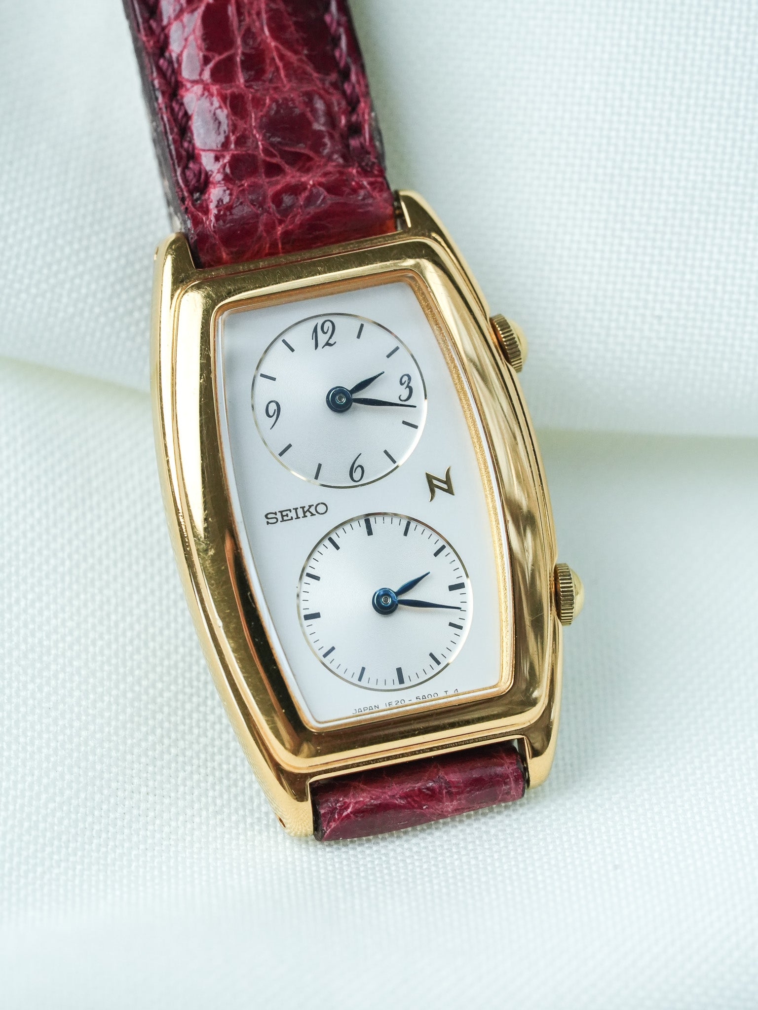 Montre Seiko Vintage - Tank "Dual Time" Plaqué or Rouge (1995) - Atelier Victor