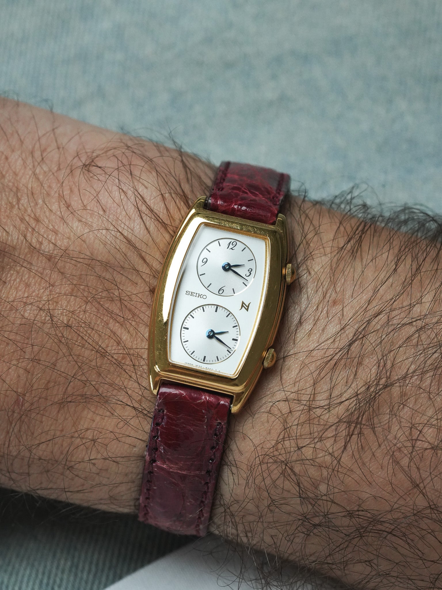 Montre Seiko Vintage - Tank "Dual Time" Plaqué or Rouge (1995) - Atelier Victor