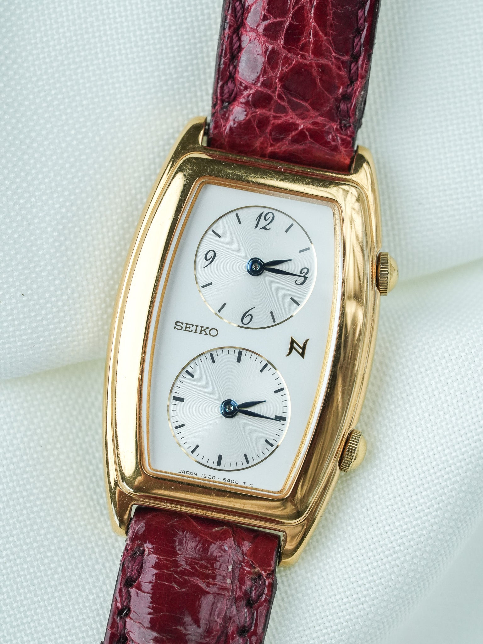 Montre Seiko Vintage - Tank "Dual Time" Plaqué or Rouge (1995) - Atelier Victor
