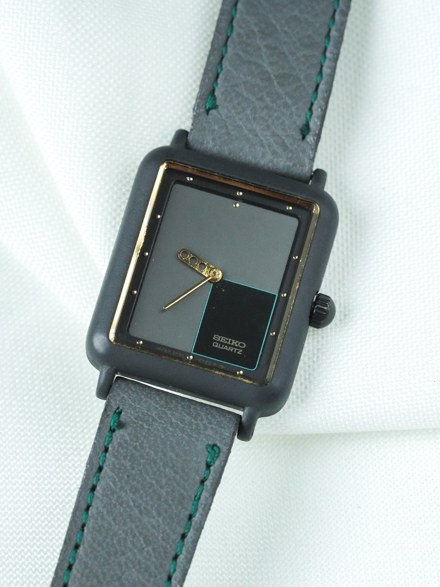 Montre Seiko Vintage - Tank Futuriste Anthracite (1996) - Atelier Victor