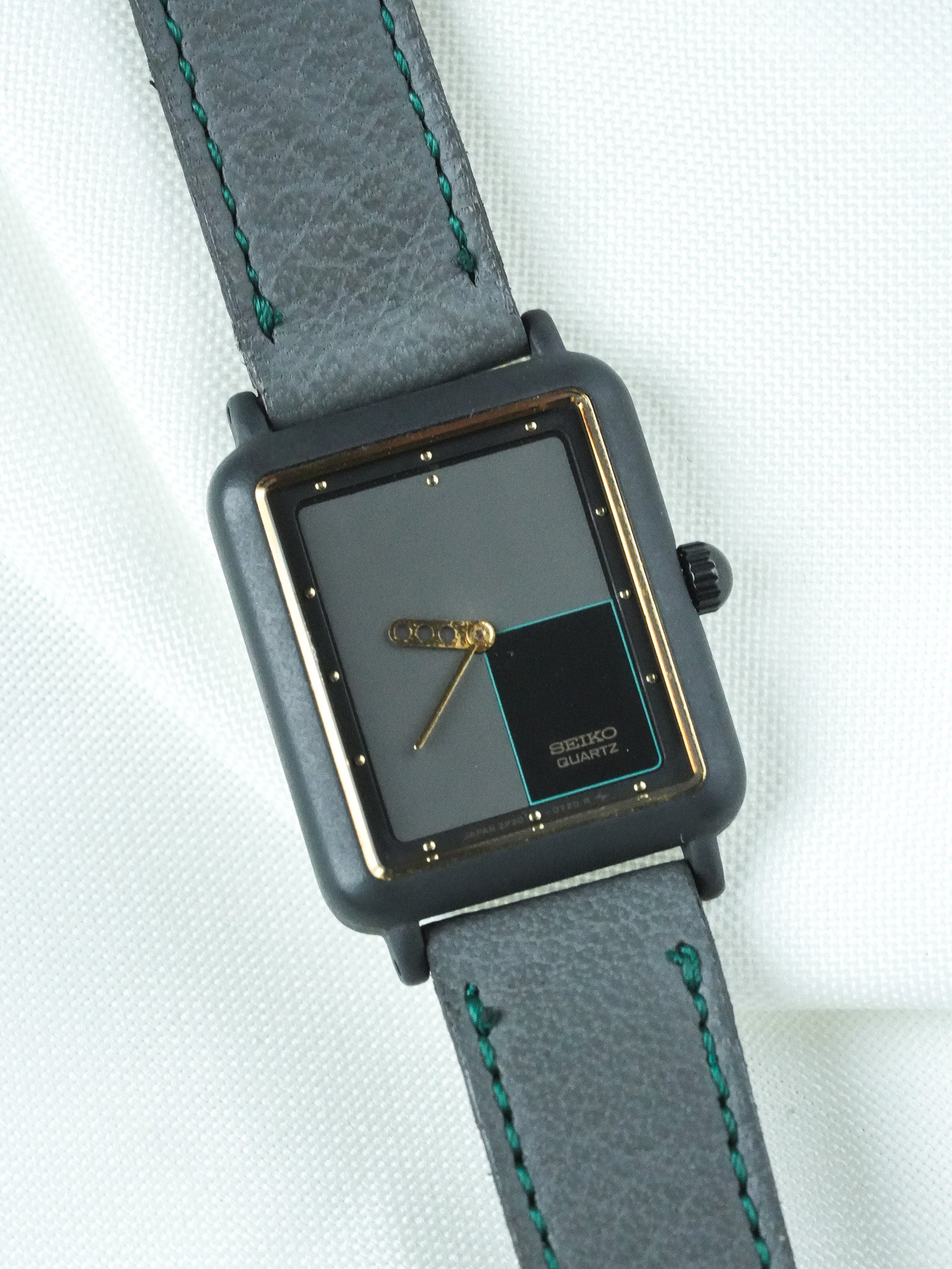 Montre Seiko Vintage - Tank Futuriste Anthracite (1996) - Atelier Victor