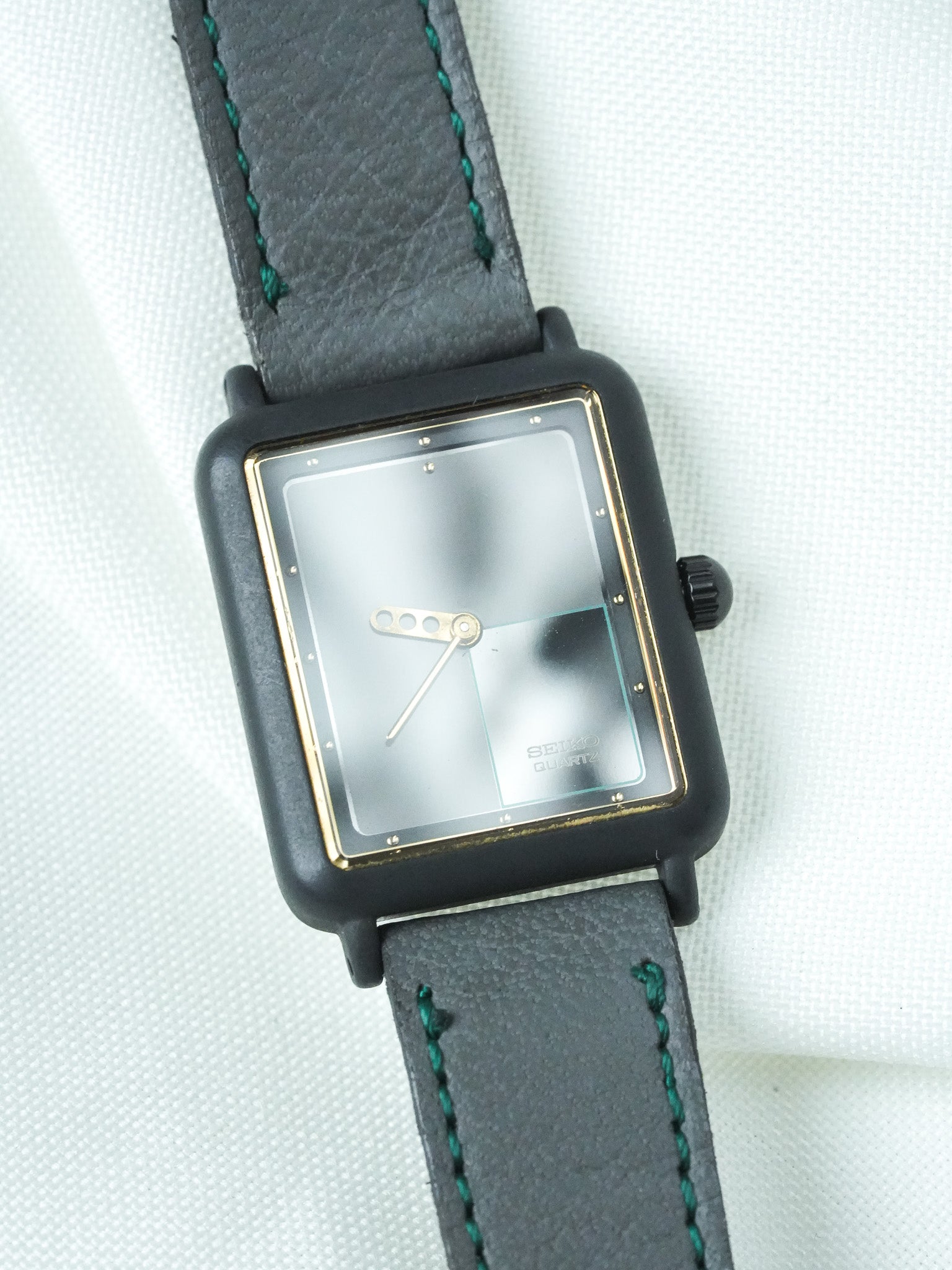 Montre Seiko Vintage - Tank Futuriste Anthracite (1996) - Atelier Victor
