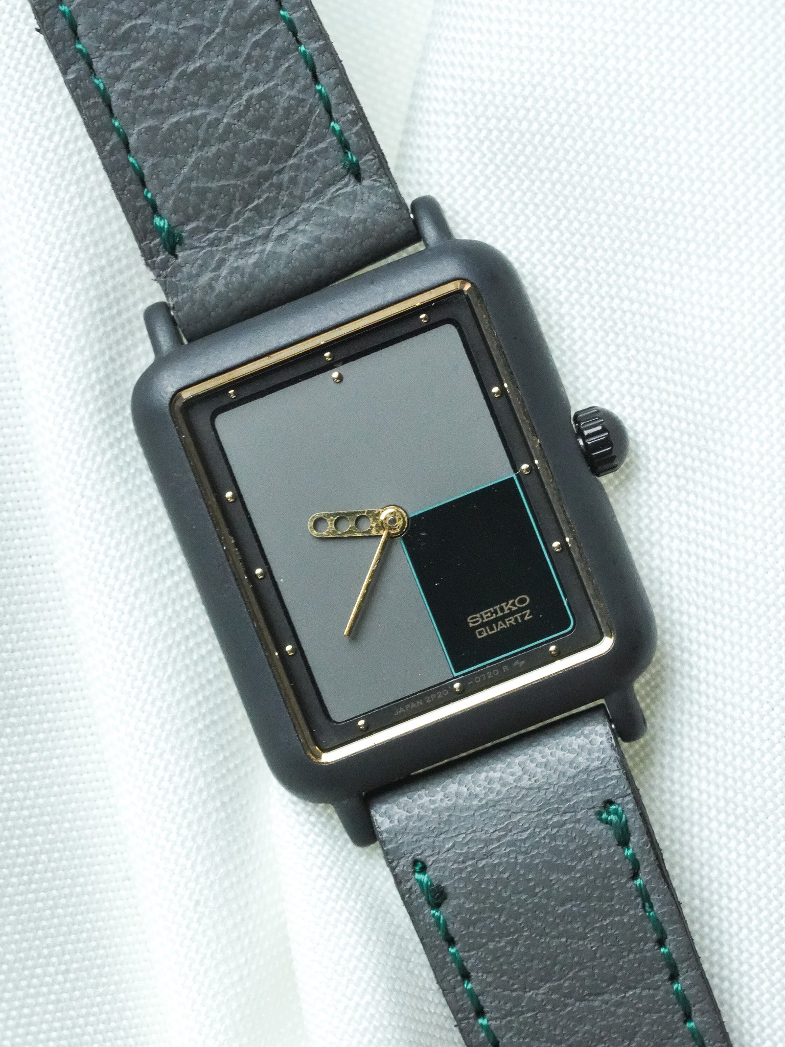 Montre Seiko Vintage - Tank Futuriste Anthracite (1996) - Atelier Victor