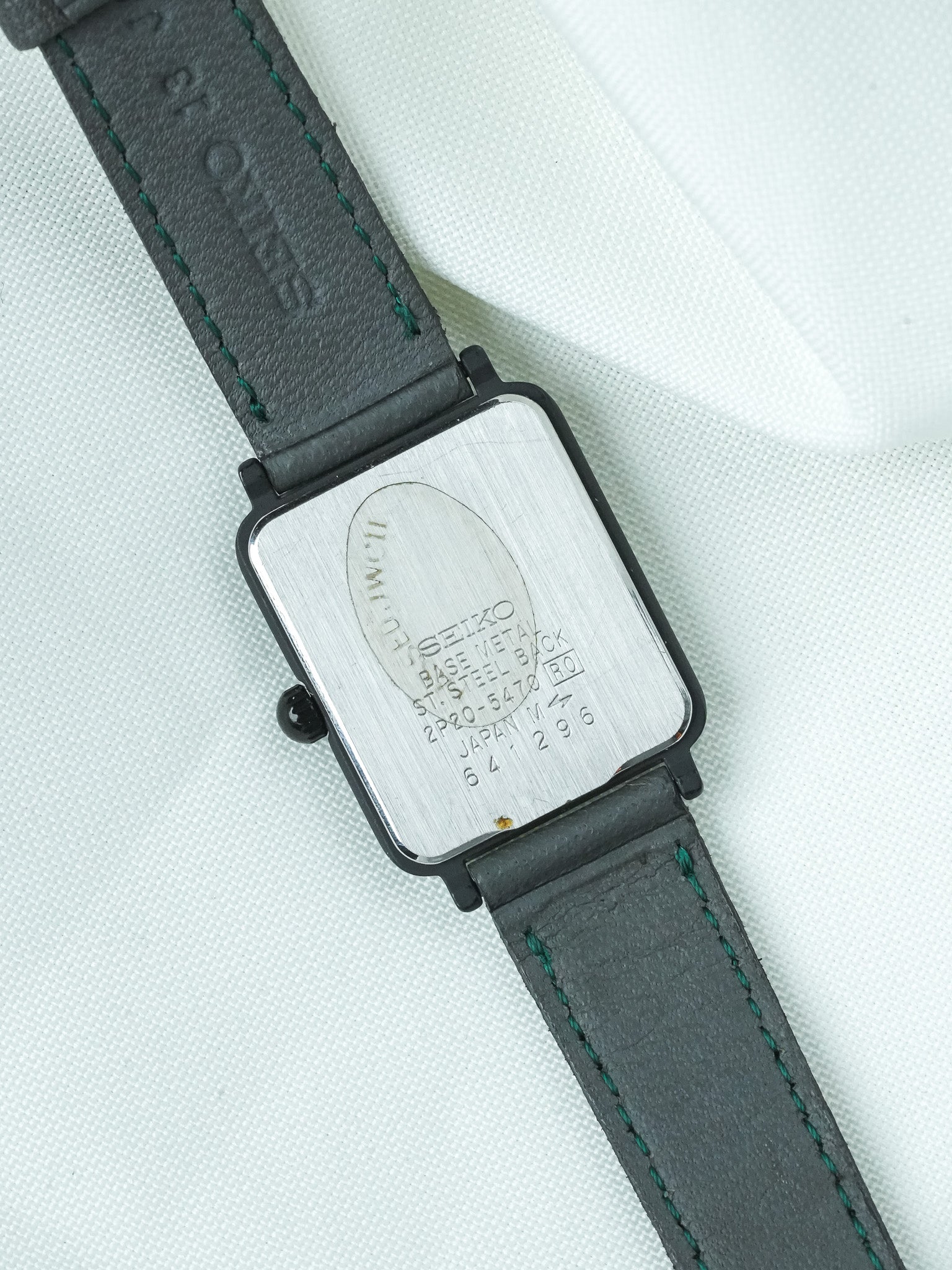 Montre Seiko Vintage - Tank Futuriste Anthracite (1996) - Atelier Victor