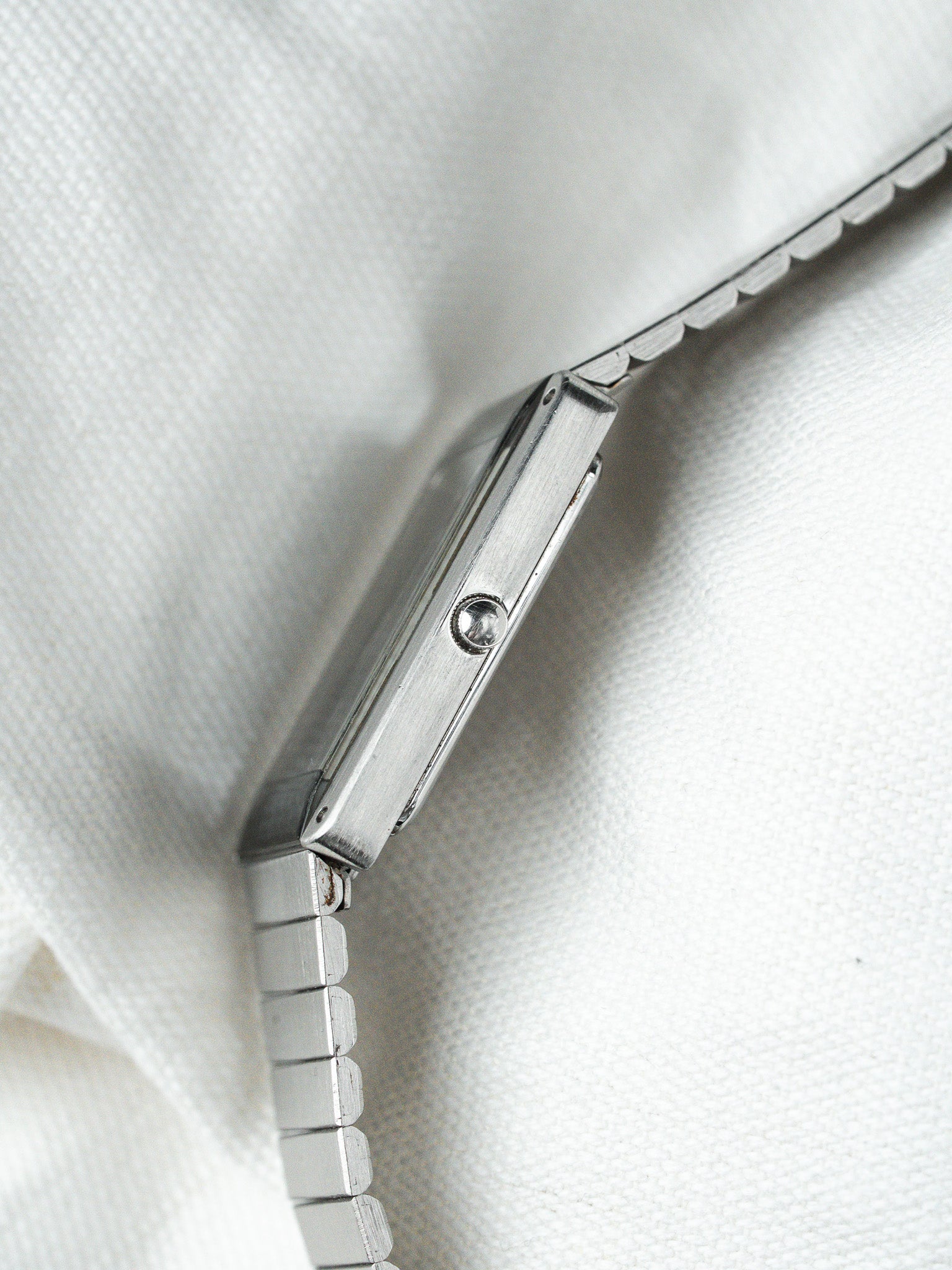 Montre Seiko Vintage - Tank Noir Miroir Bracelet intégré acier (1984) - Atelier Victor