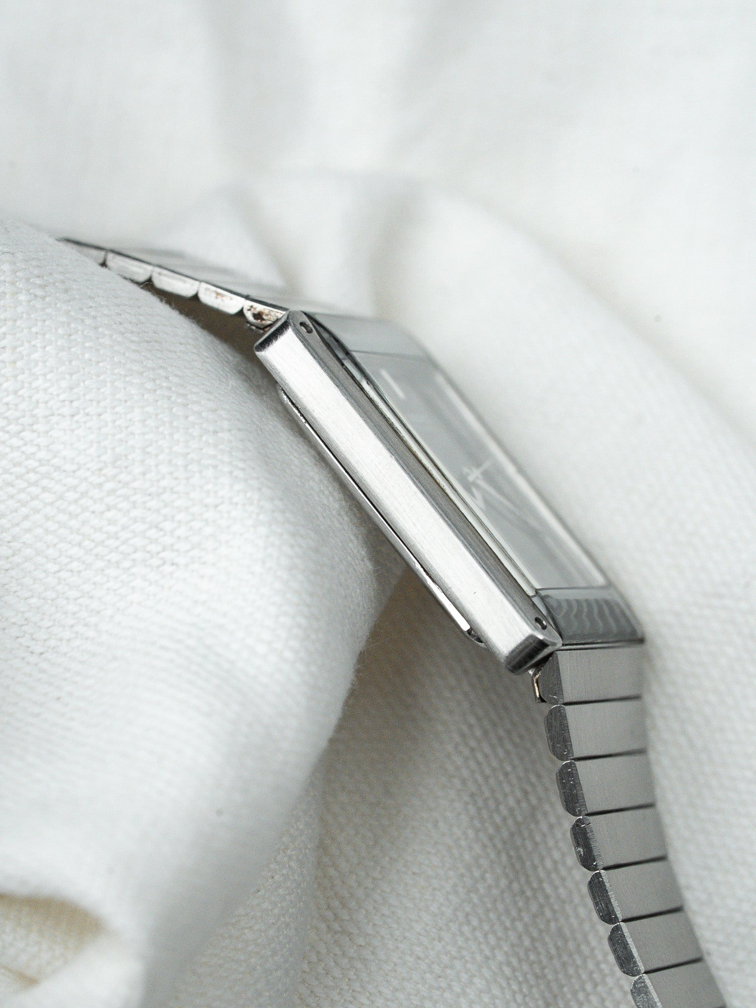 Montre Seiko Vintage - Tank Noir Miroir Bracelet intégré acier (1984) - Atelier Victor