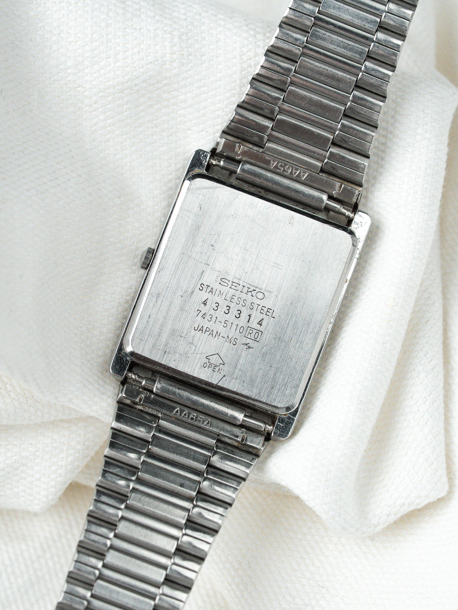 Montre Seiko Vintage - Tank Noir Miroir Bracelet intégré acier (1984) - Atelier Victor
