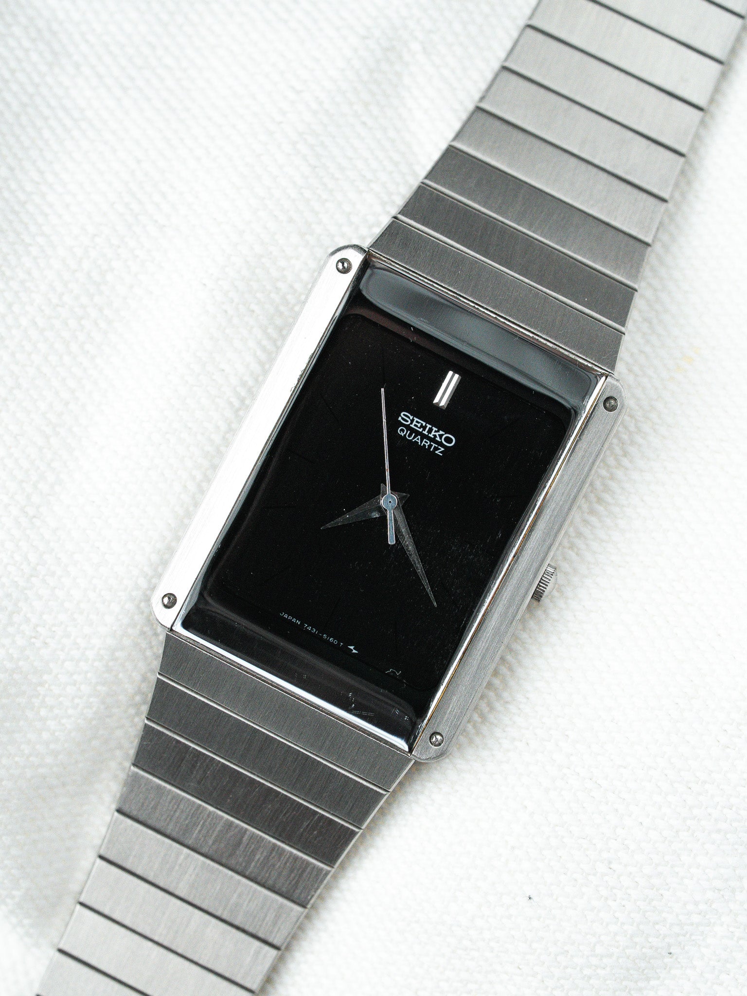 Montre Seiko Vintage - Tank Noir Miroir Bracelet intégré acier (1984) - Atelier Victor