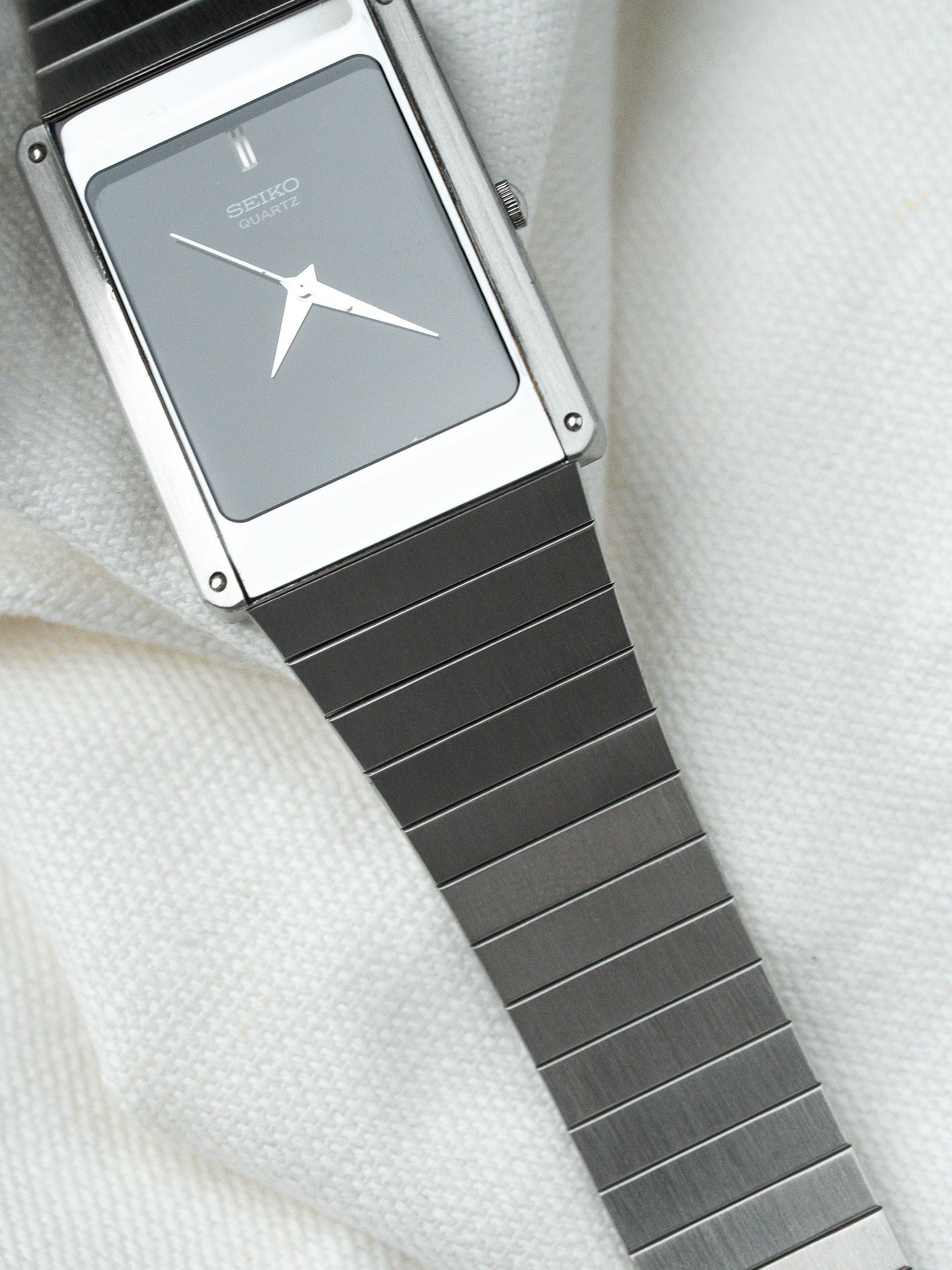 Montre Seiko Vintage - Tank Noir Miroir Bracelet intégré acier (1984) - Atelier Victor