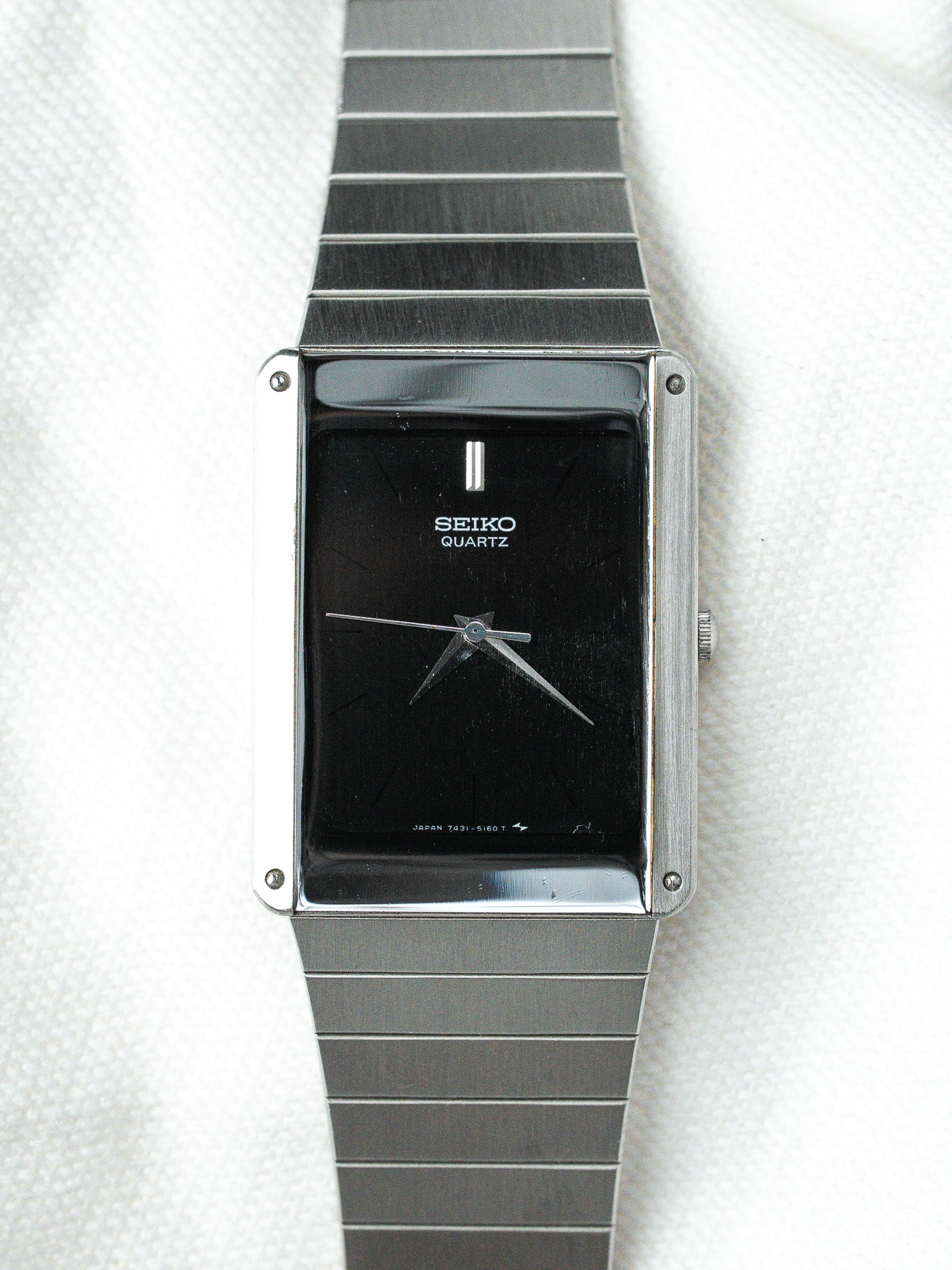 Montre Seiko Vintage - Tank Noir Miroir Bracelet intégré acier (1984) - Atelier Victor