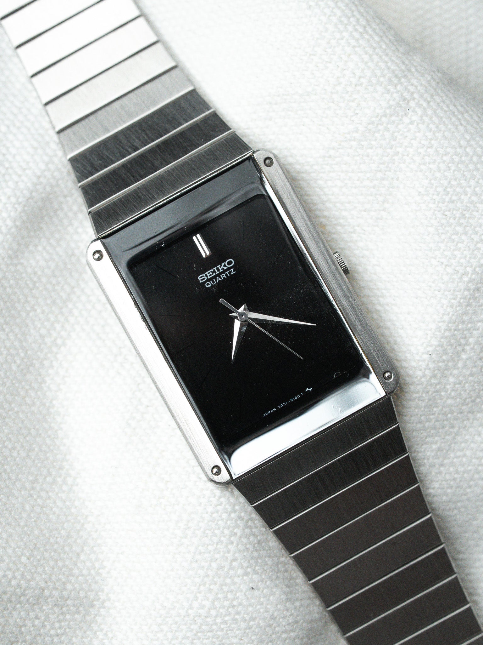 Montre Seiko Vintage - Tank Noir Miroir Bracelet intégré acier (1984) - Atelier Victor