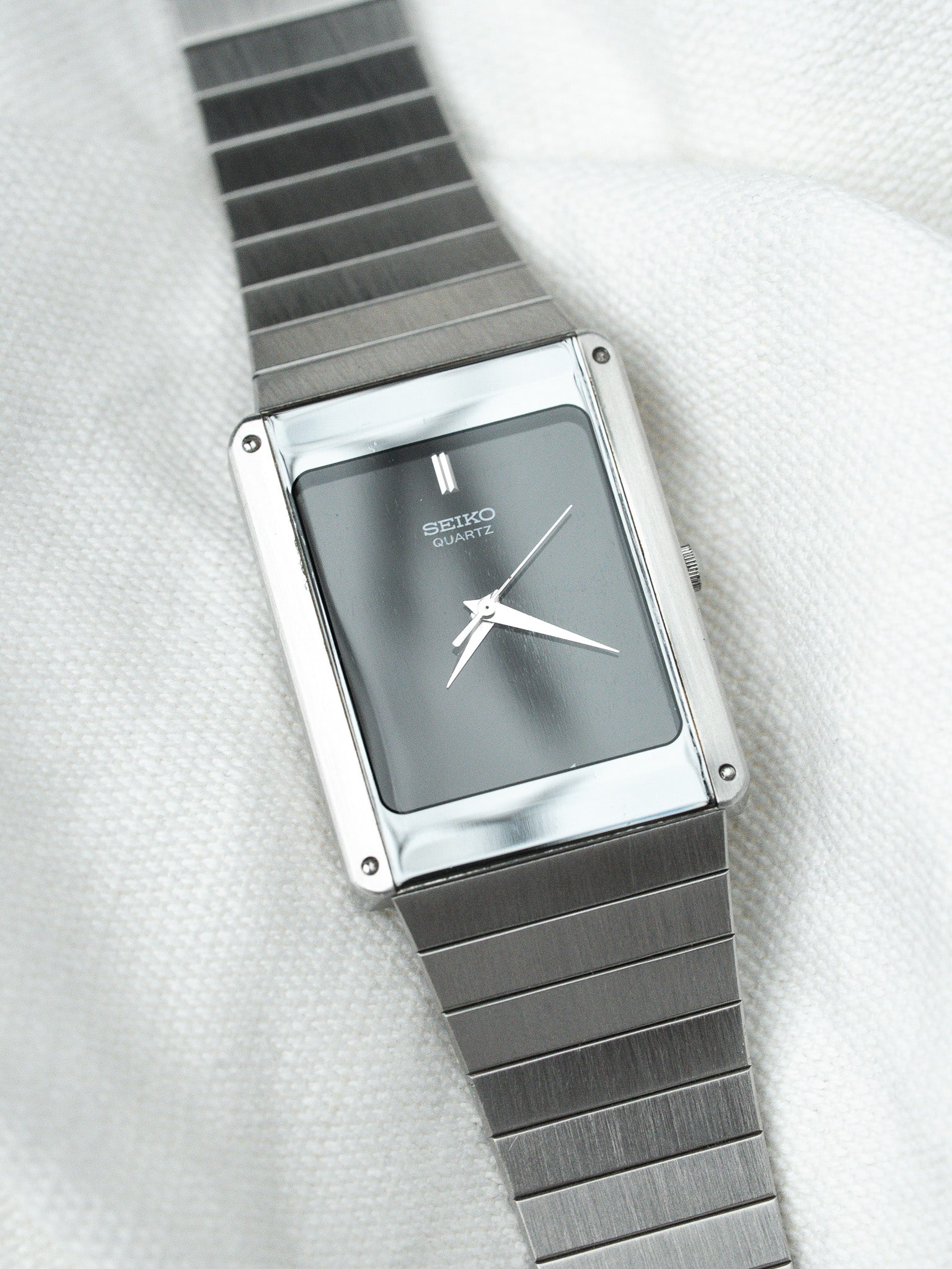Montre Seiko Vintage - Tank Noir Miroir Bracelet intégré acier (1984) - Atelier Victor