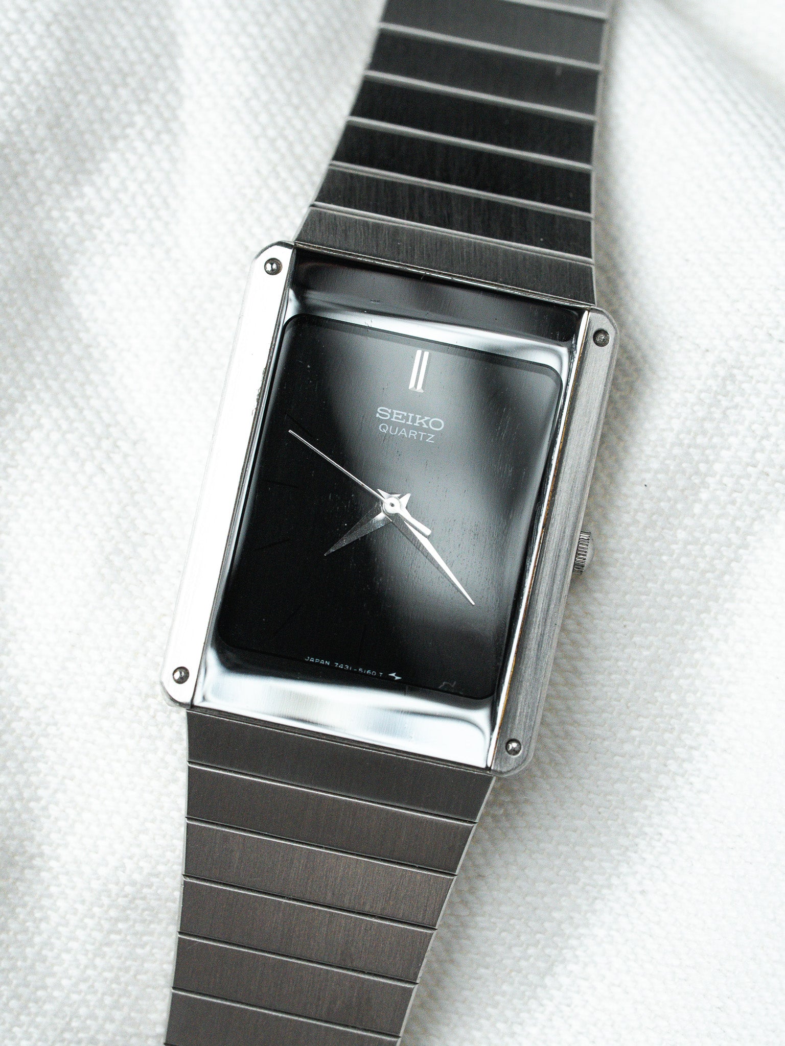 Montre Seiko Vintage - Tank Noir Miroir Bracelet intégré acier (1984) - Atelier Victor