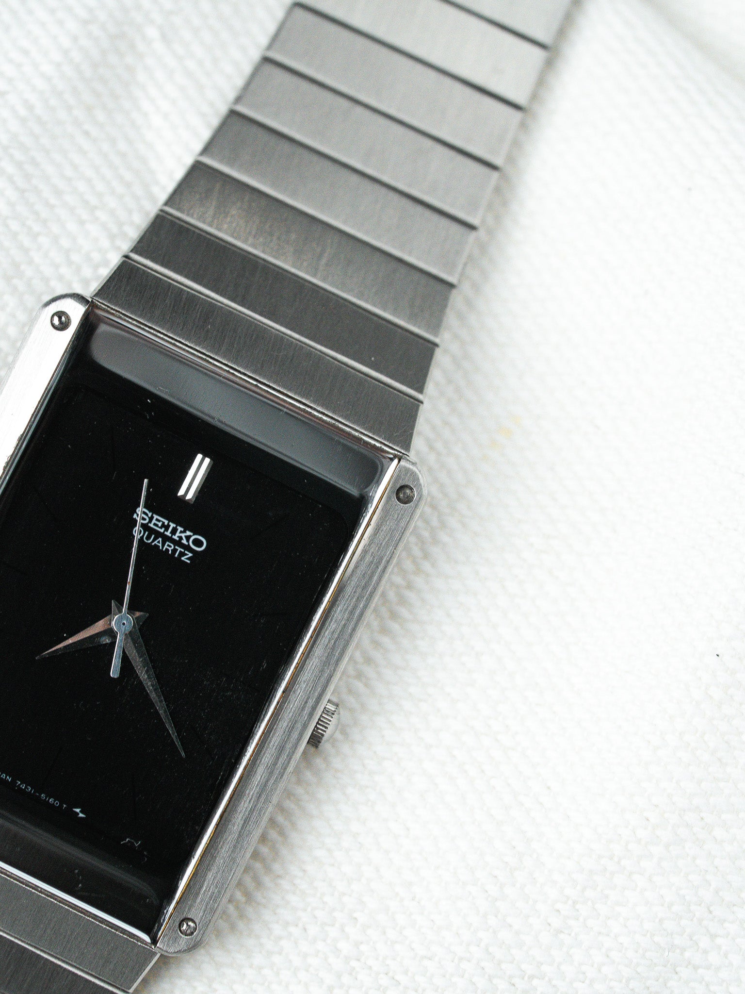 Montre Seiko Vintage - Tank Noir Miroir Bracelet intégré acier (1984) - Atelier Victor