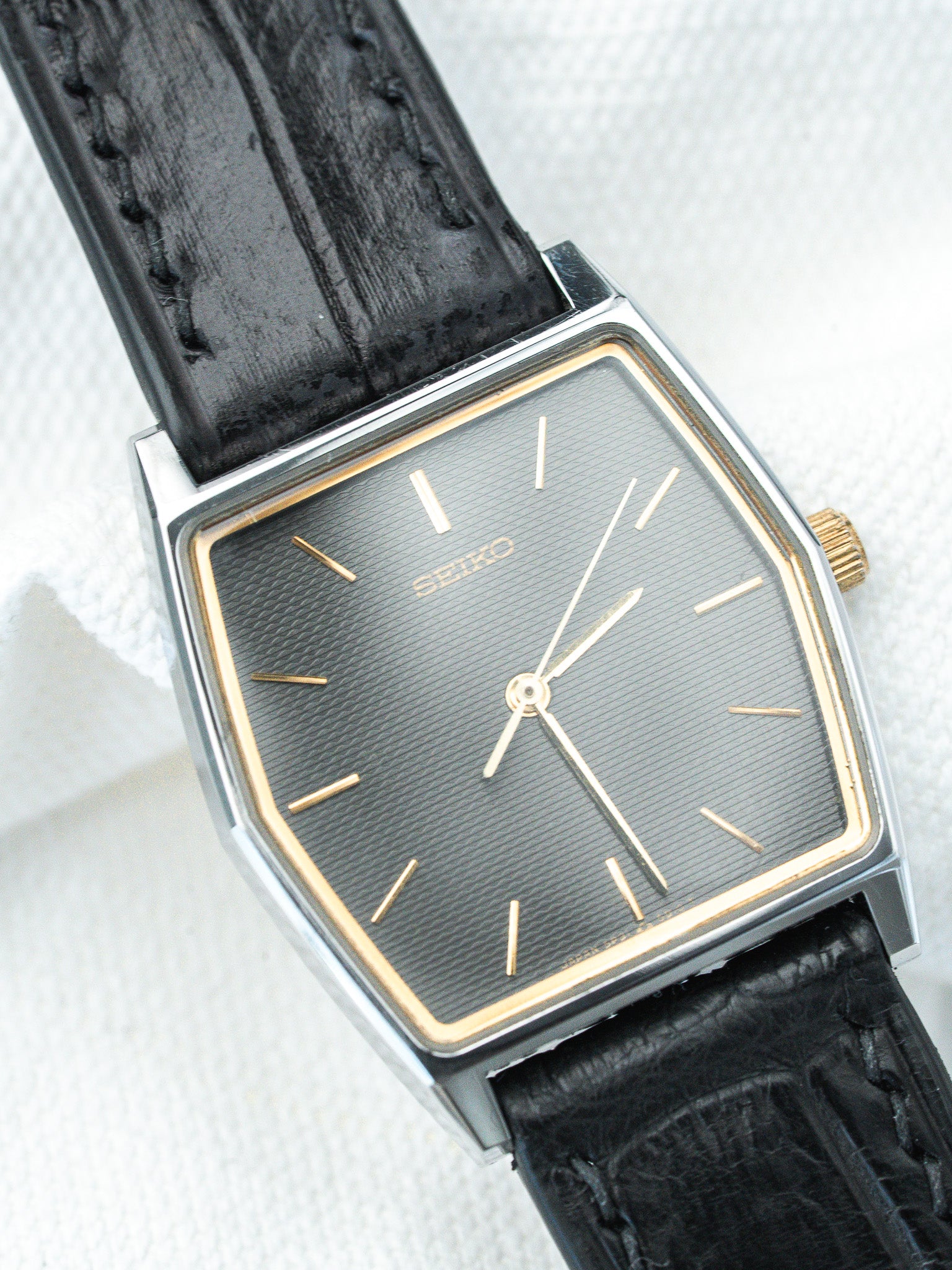 Montre Seiko Vintage - Tonneau Acier Guilloché Noir (1996) - Atelier Victor