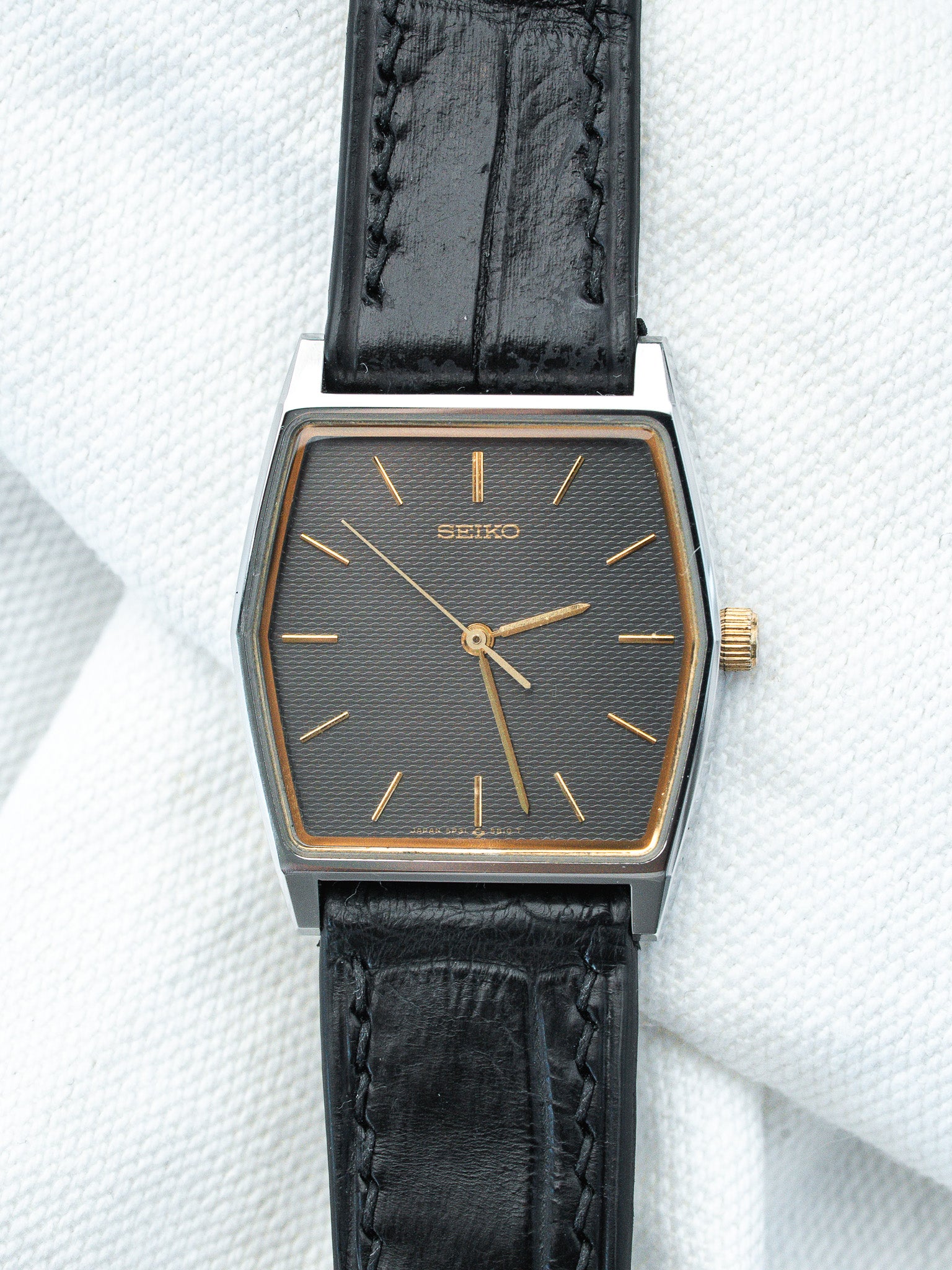 Montre Seiko Vintage - Tonneau Acier Guilloché Noir (1996) - Atelier Victor