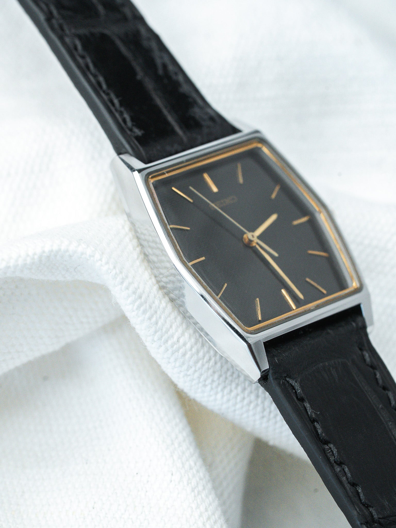 Montre Seiko Vintage - Tonneau Acier Guilloché Noir (1996) - Atelier Victor