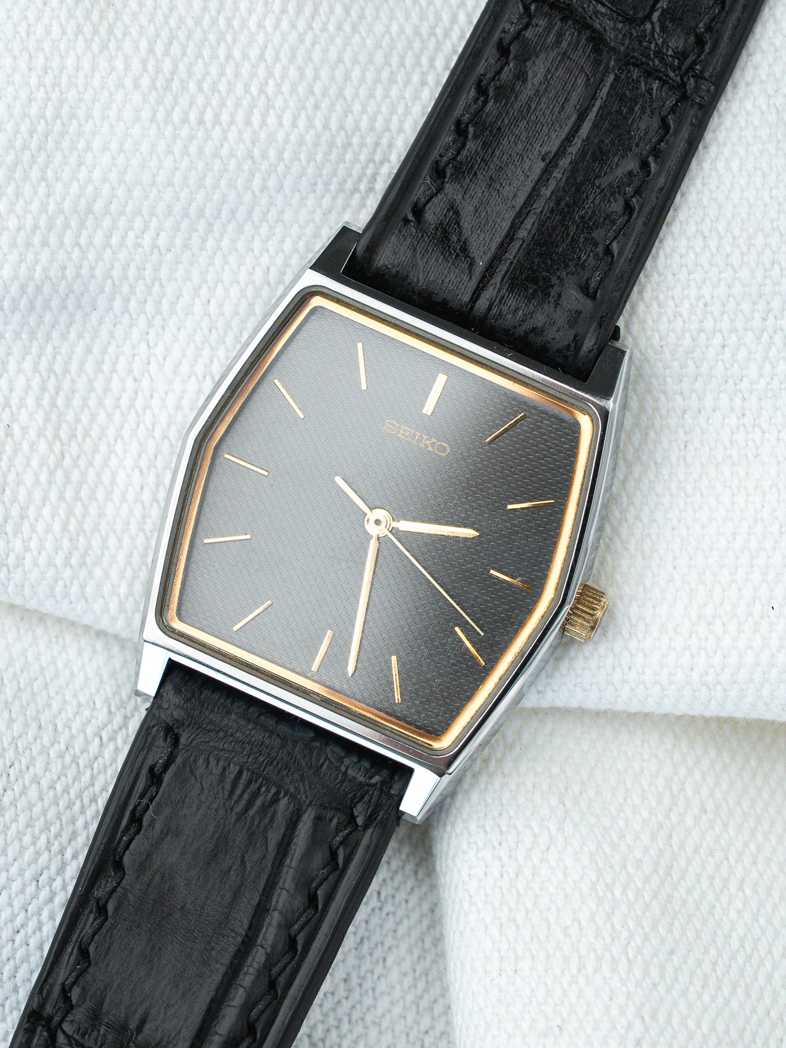 Montre Seiko Vintage - Tonneau Acier Guilloché Noir (1996) - Atelier Victor