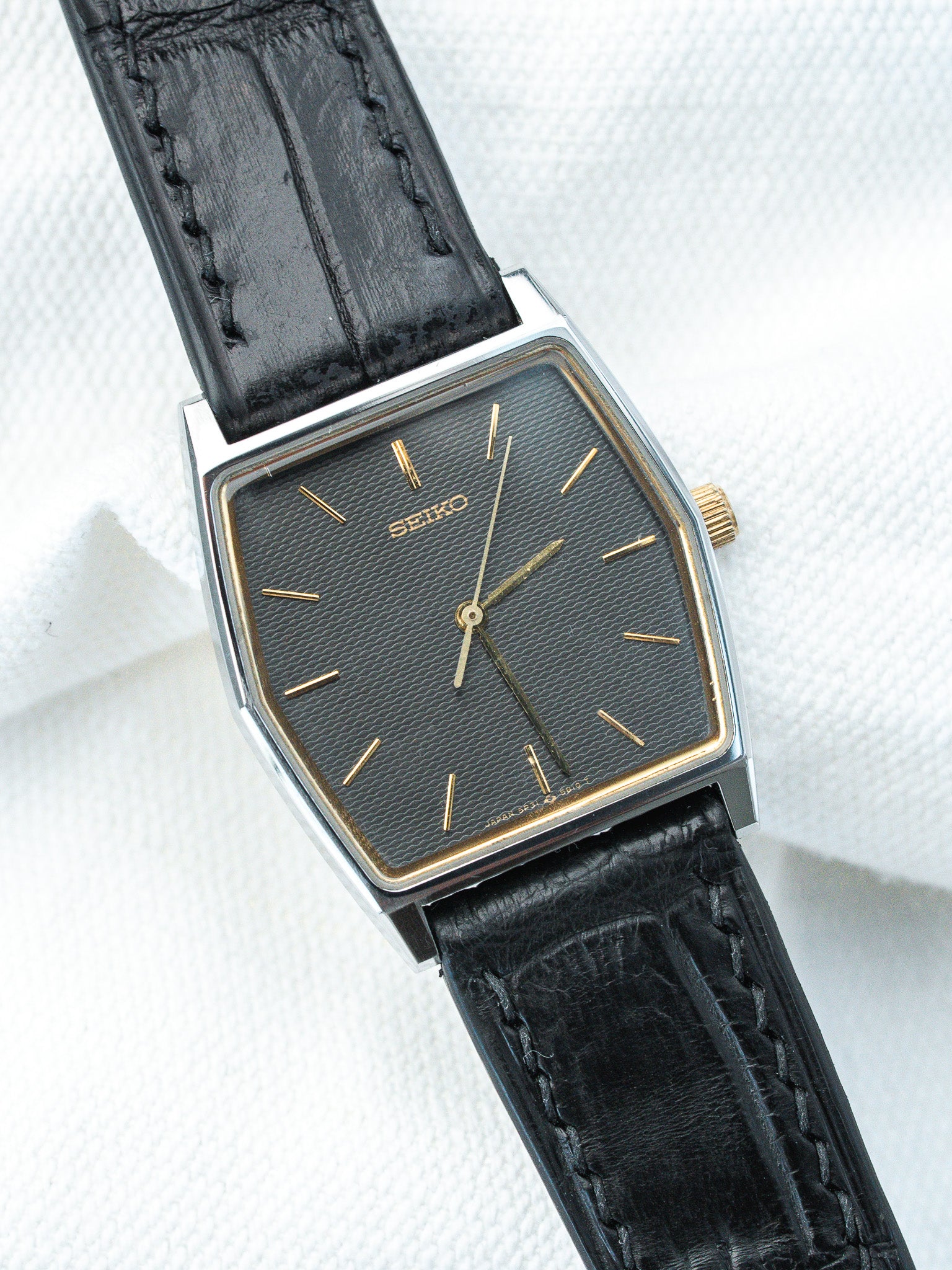 Montre Seiko Vintage - Tonneau Acier Guilloché Noir (1996) - Atelier Victor