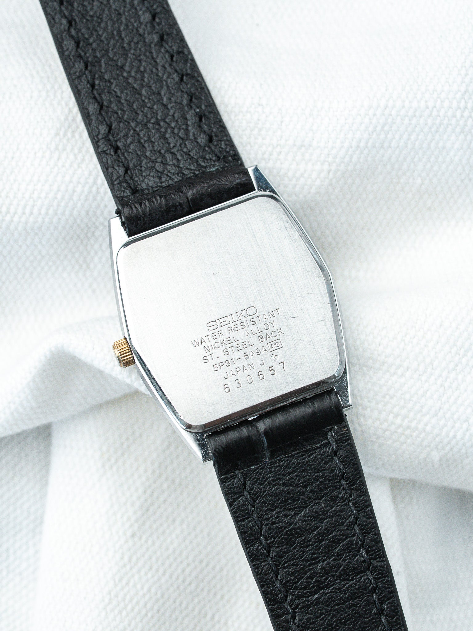 Montre Seiko Vintage - Tonneau Acier Guilloché Noir (1996) - Atelier Victor